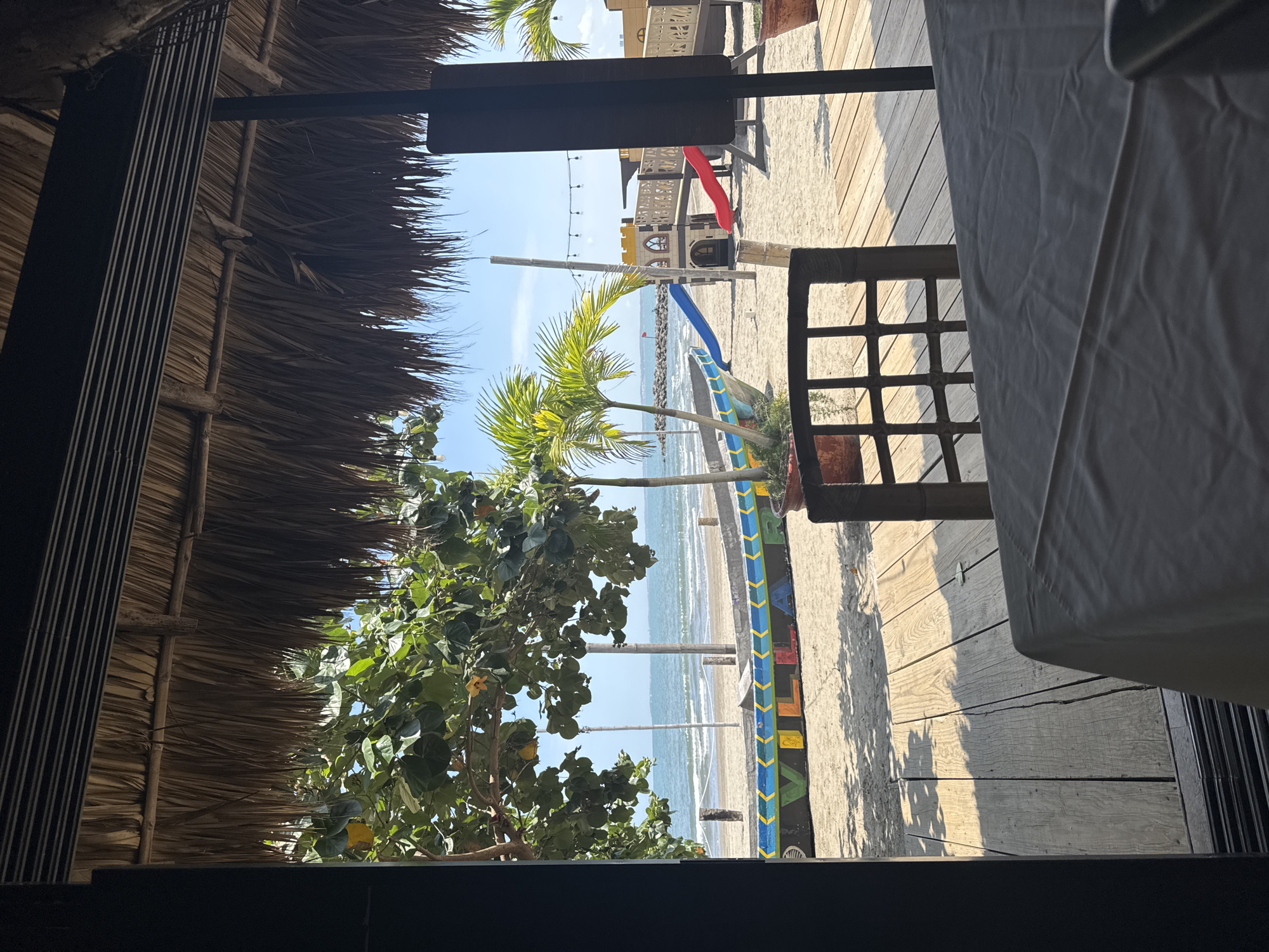 Beachfront dining with tropical drinks in Veracruz