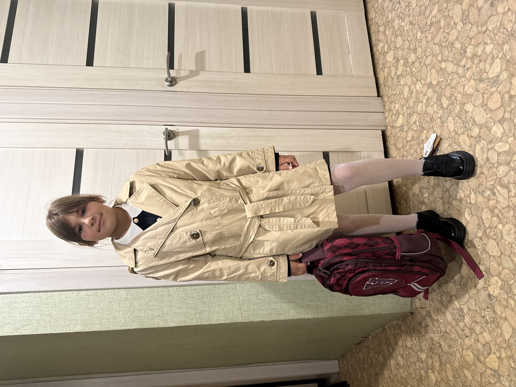 School outfit poses and sunny outdoor portraits in Rusanovo