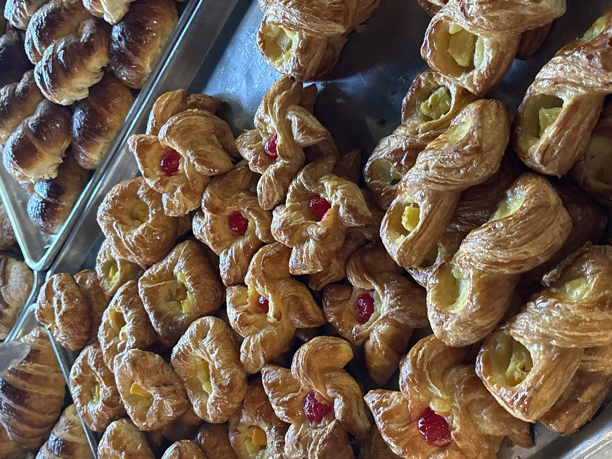 Bakery items and outdoor dining documented at San Isidro establishment
