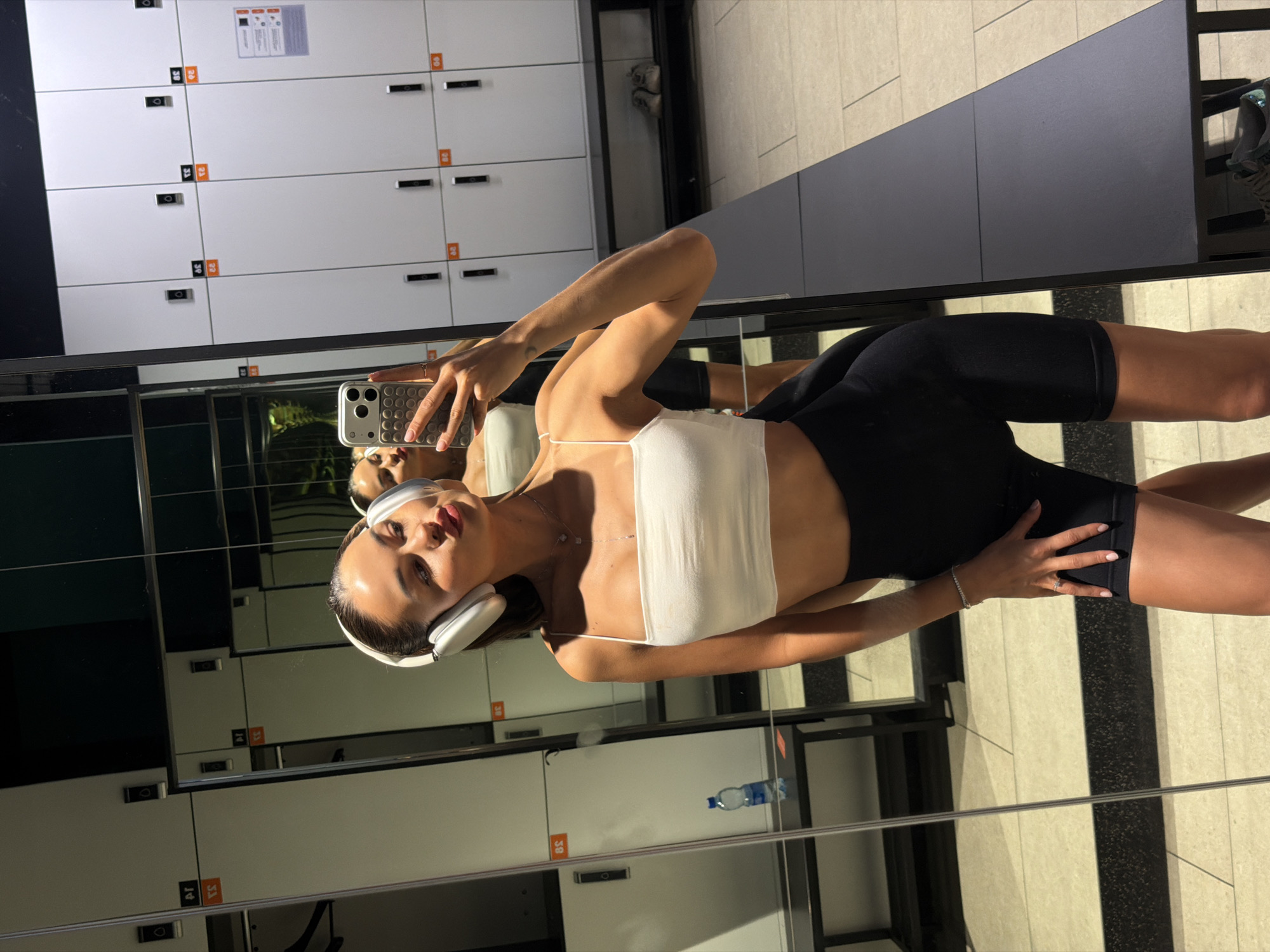 Woman documents gym visit with selfies in Moscow
