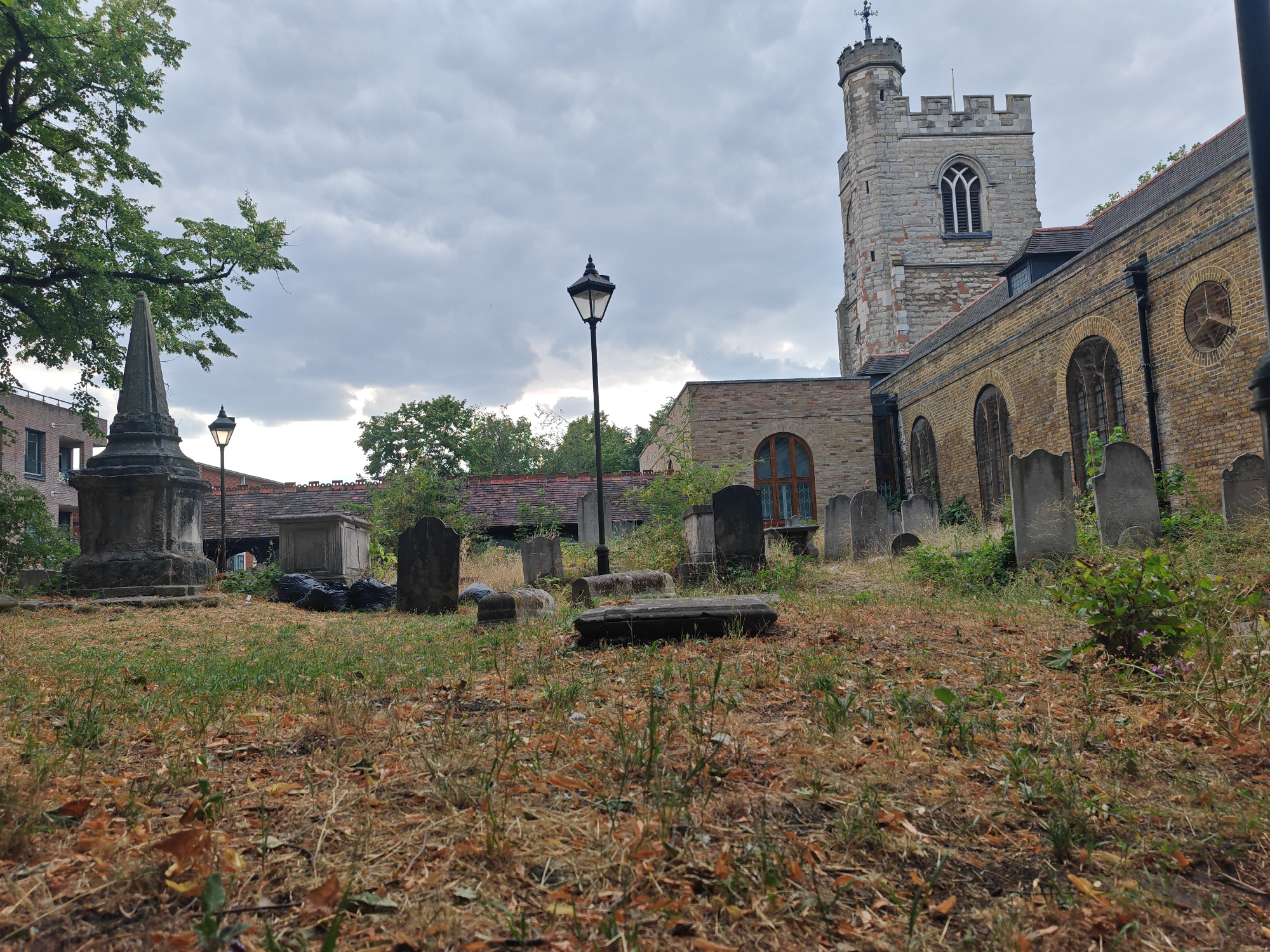 Exterior tour of a London church and its graveyard