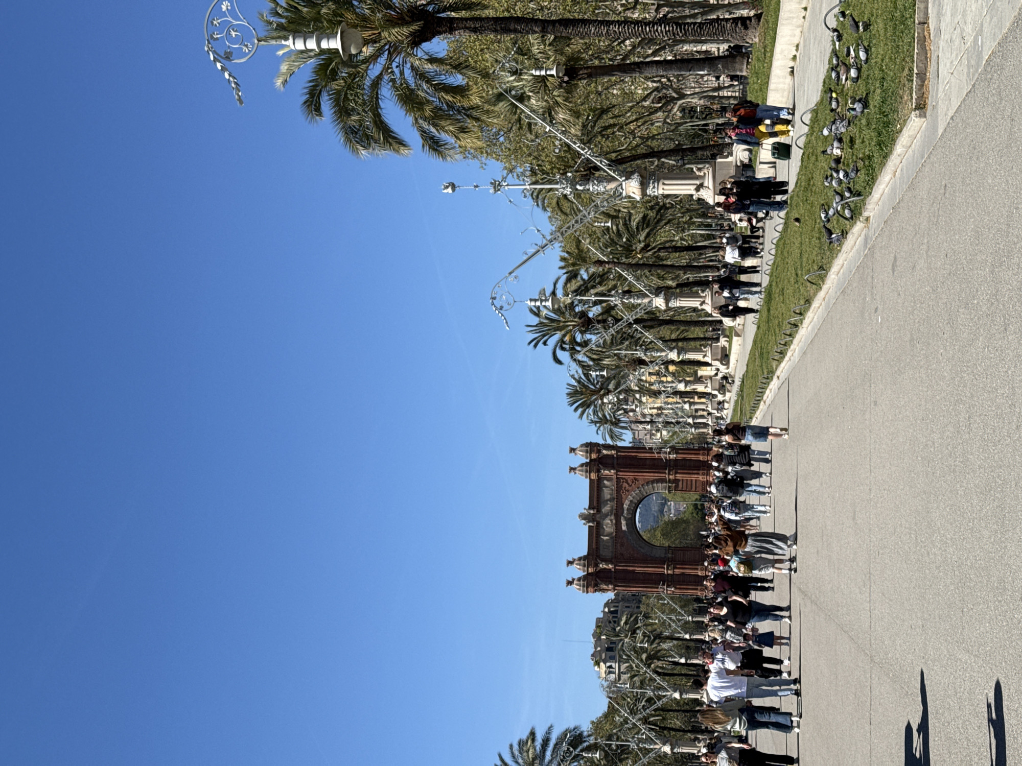 Quiet Sunday afternoon documented at Barcelona's Arc de Triomf