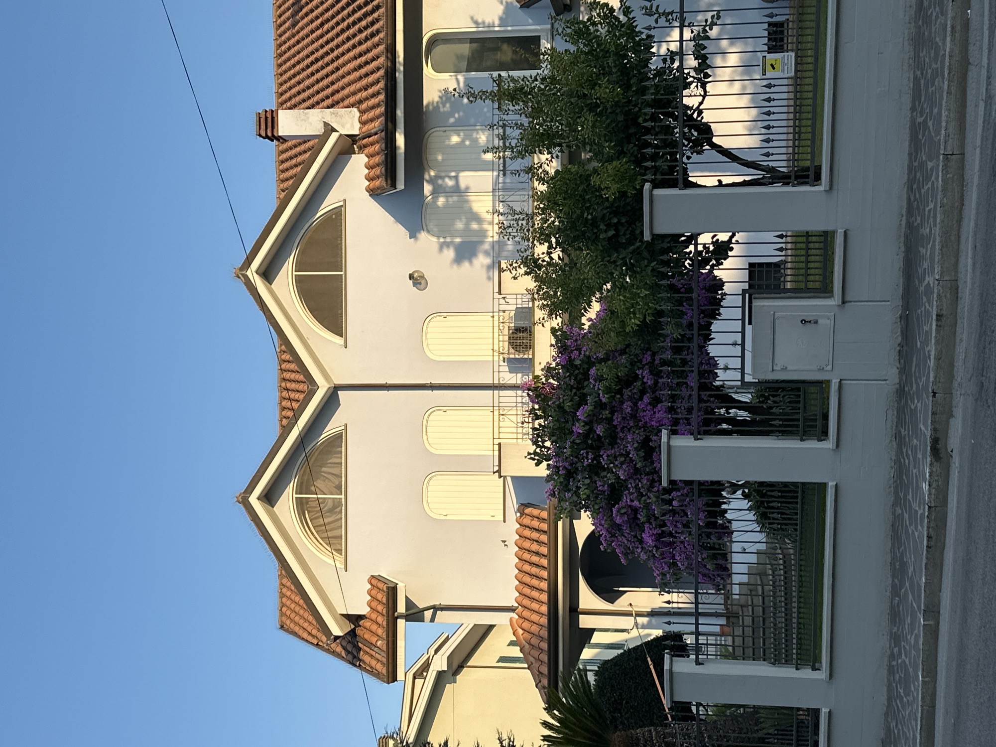 Lunch and local architecture on a summer afternoon in Pineto