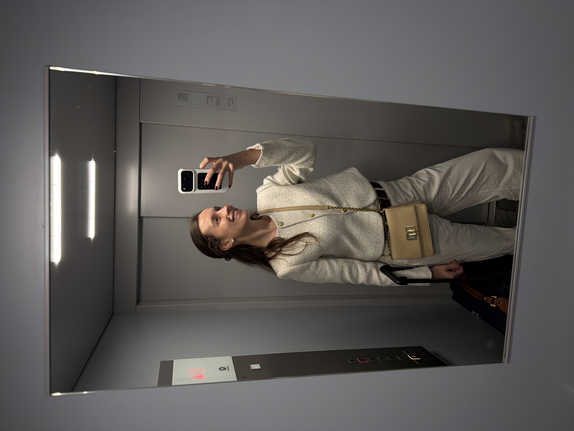 Woman documents hotel stay with selfies in Belgrade