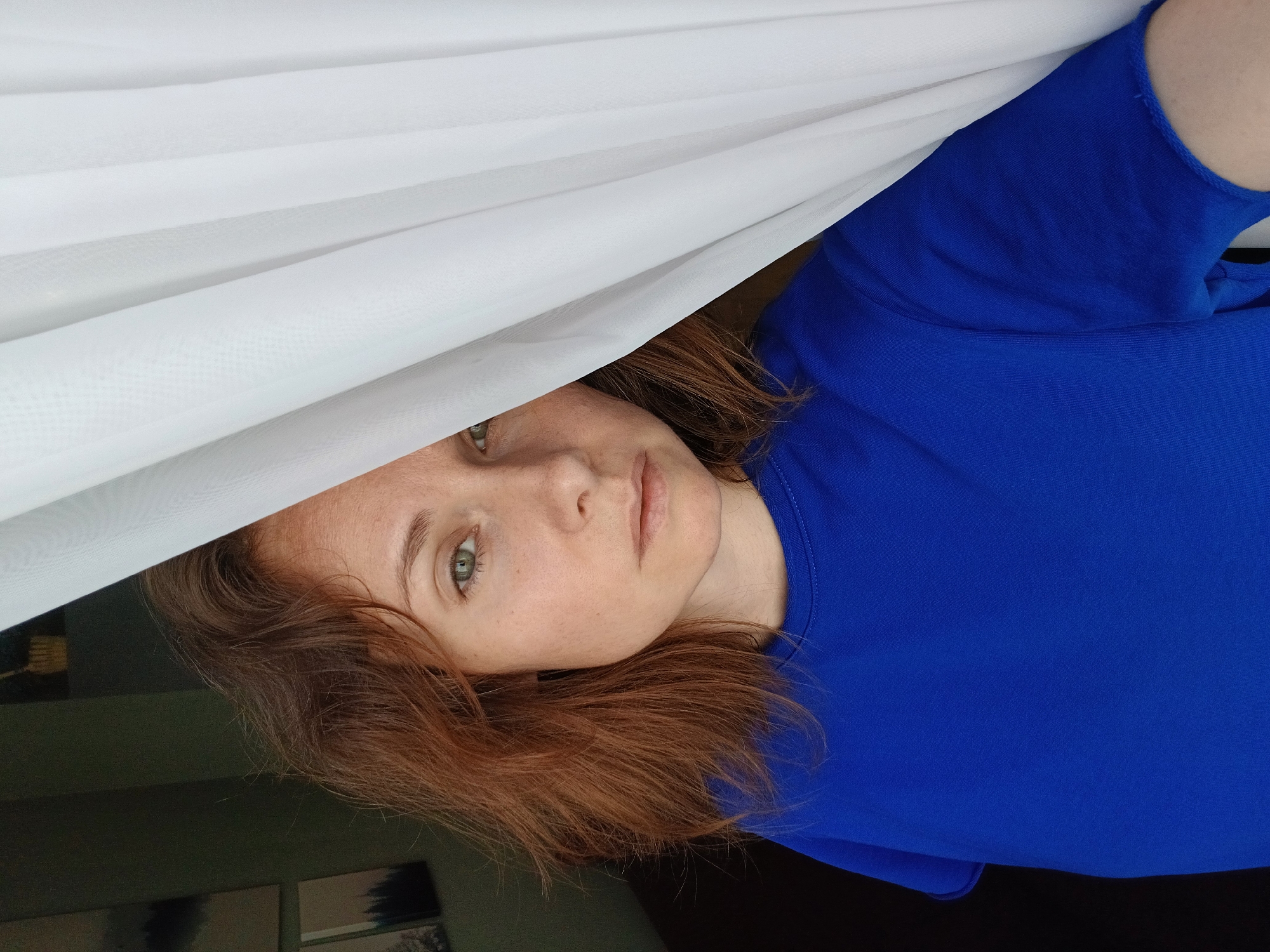 Bedroom selfie session in Yekaterinburg, yellow outfit, blue walls.