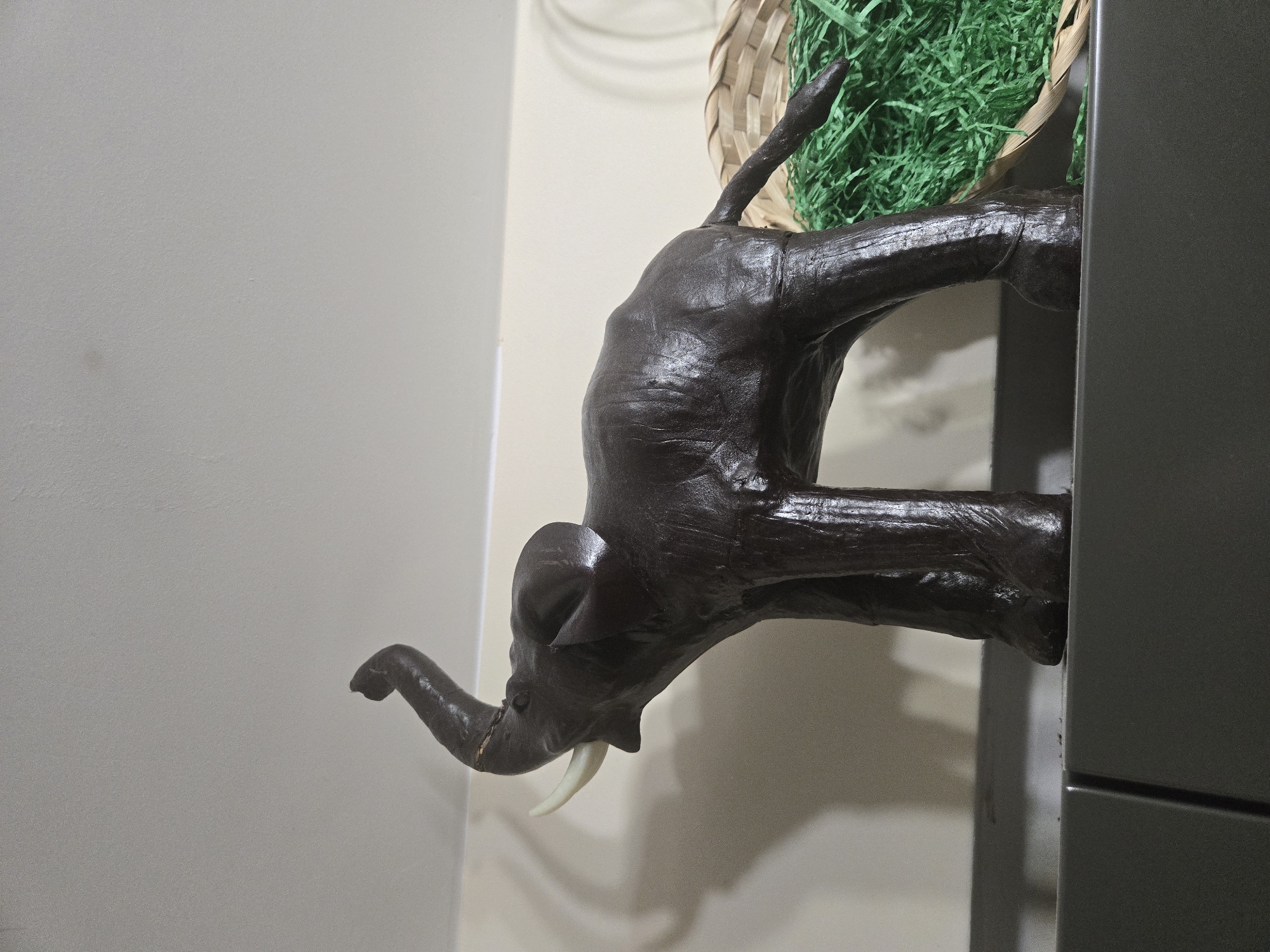 Evening domestic scenes: figurines, cooking, watches, urban twilight views