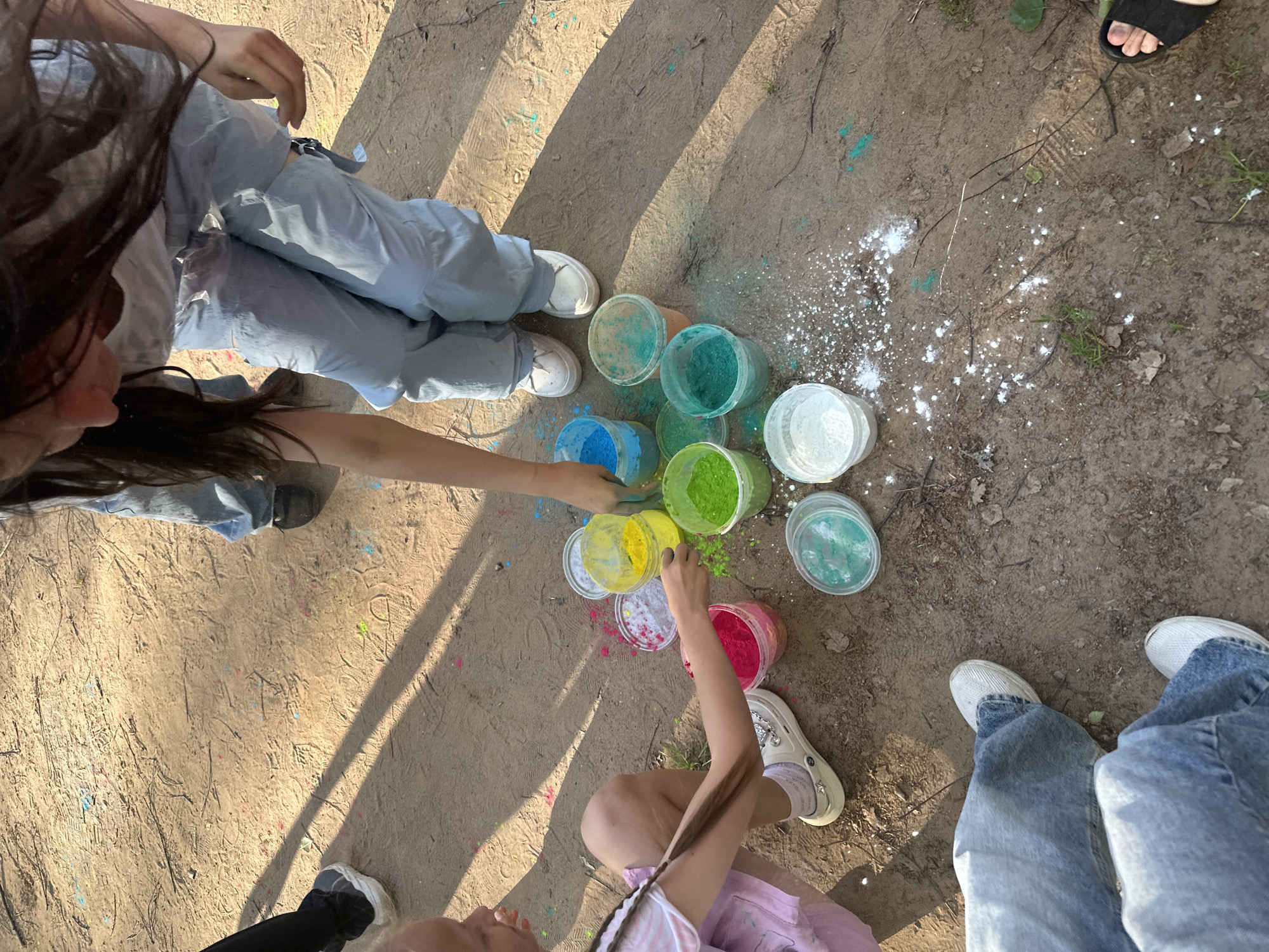 Community craft workshop features glass painting and powder activities