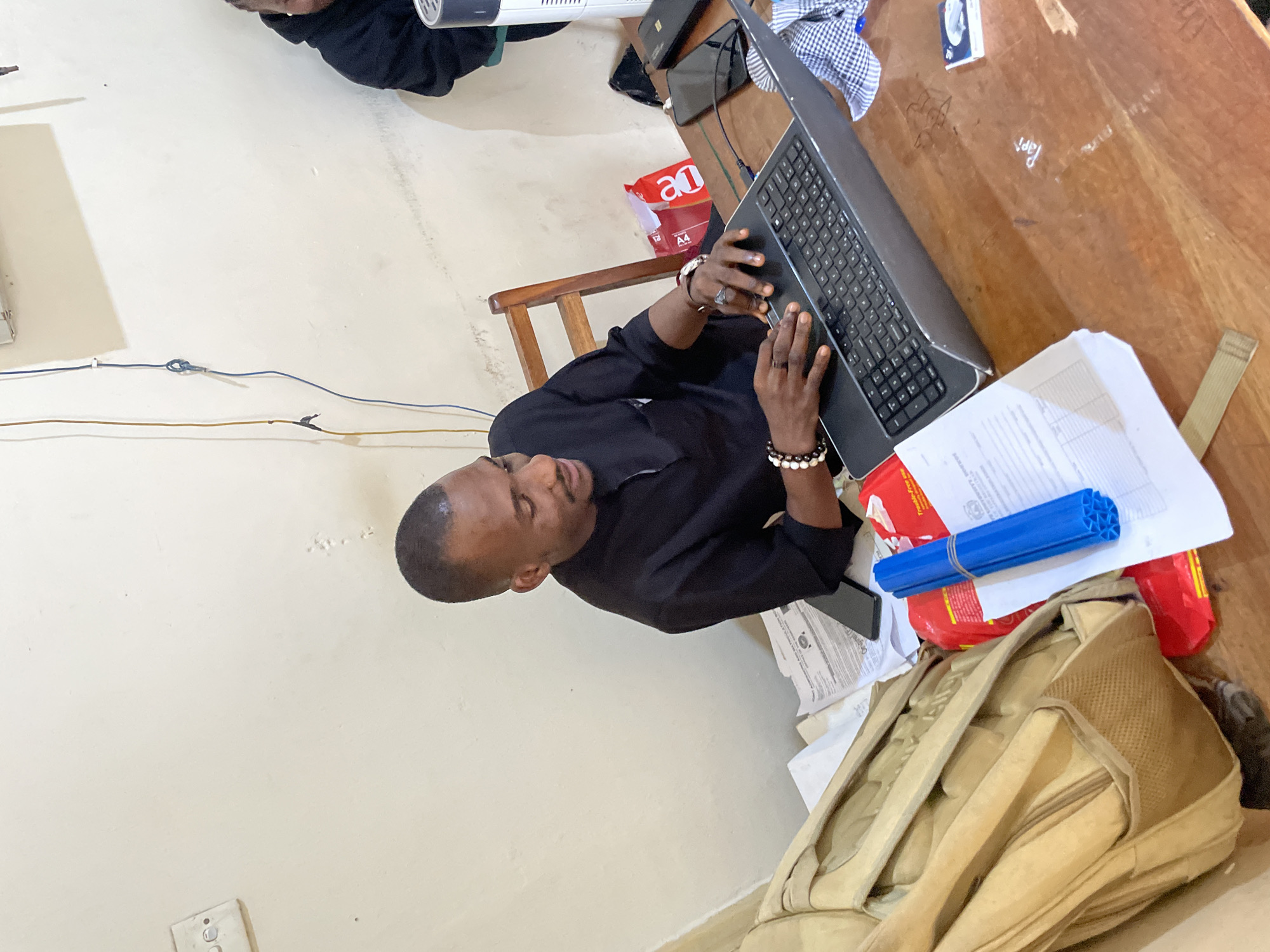 Afternoon in Durumi: office work, street life, and a studio shoot