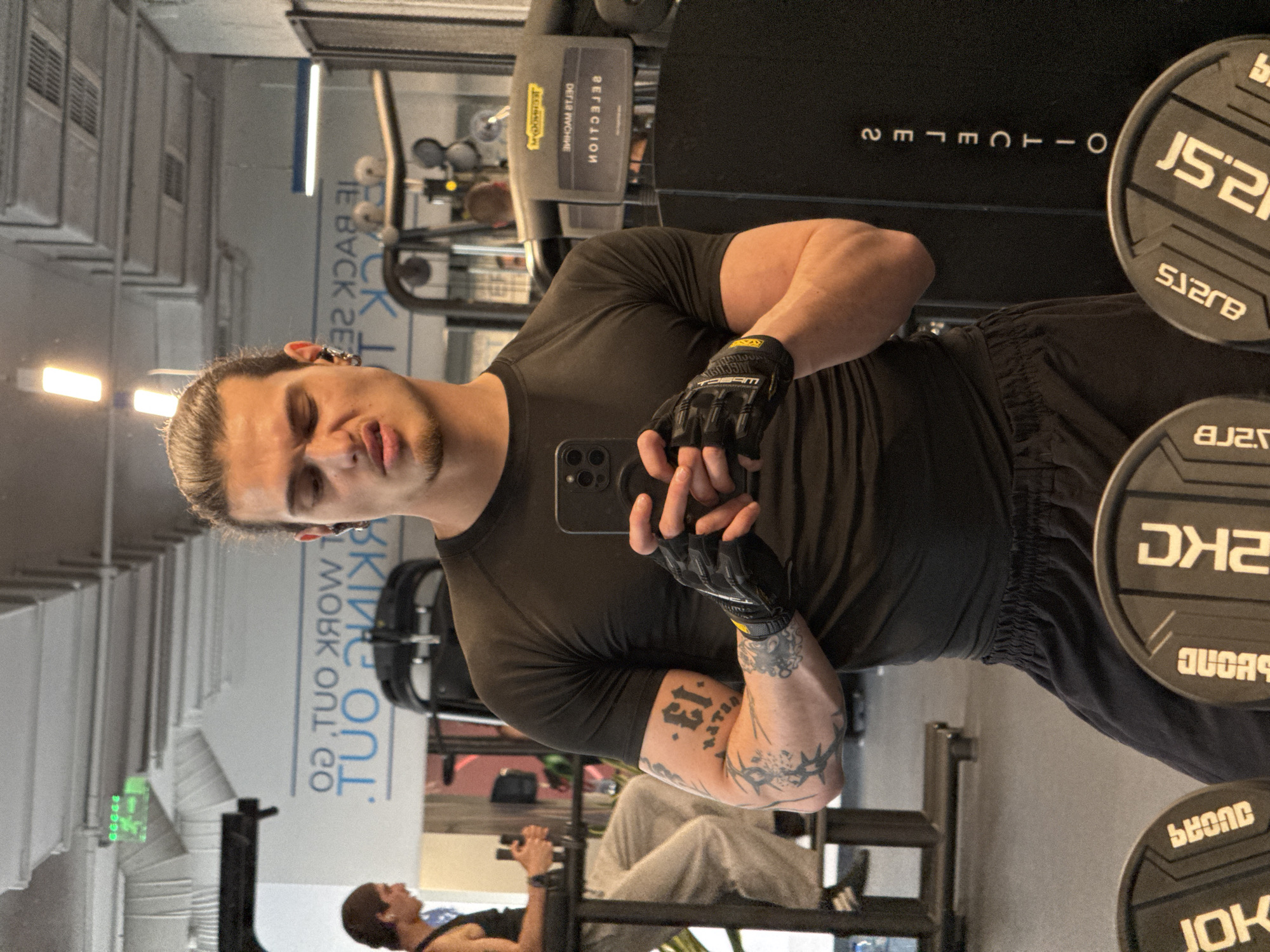 Man takes mirror selfie at Sofia gym