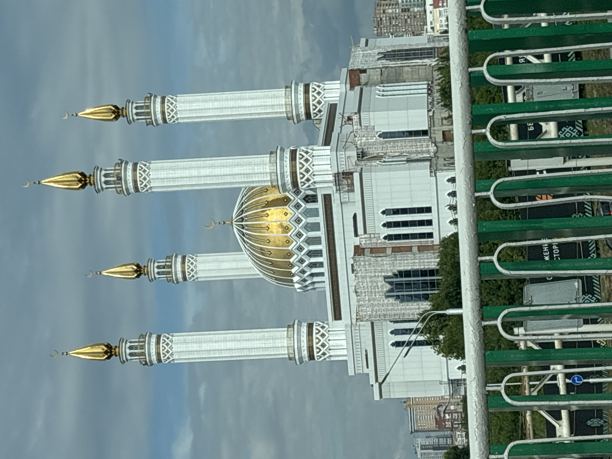 Lala Tulpan Mosque in Ufa, partly framed by construction fencing