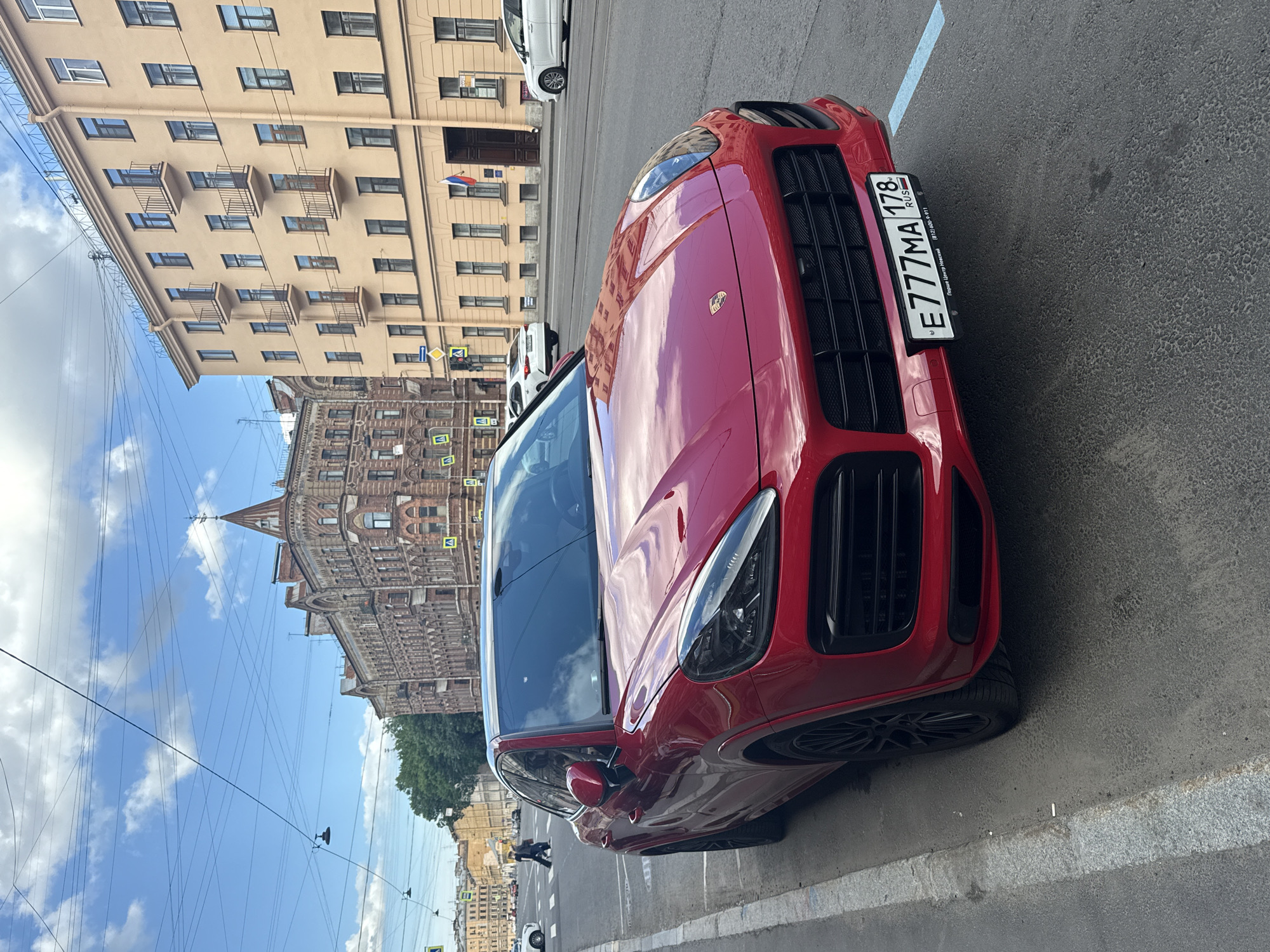 Saint Petersburg afternoon: street traffic and indoor cat scenes