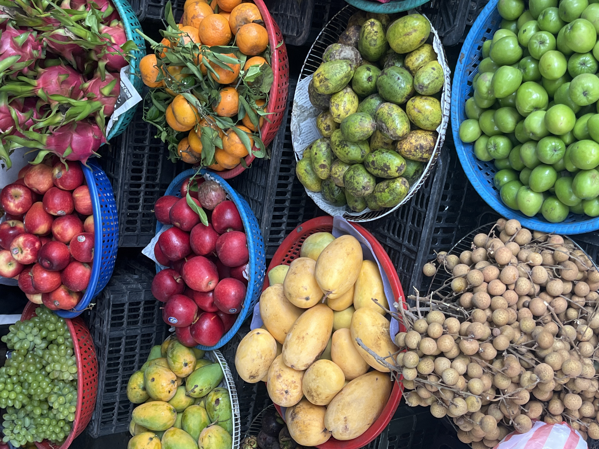 Morning scenes captured across Đà Nẵng markets and streets