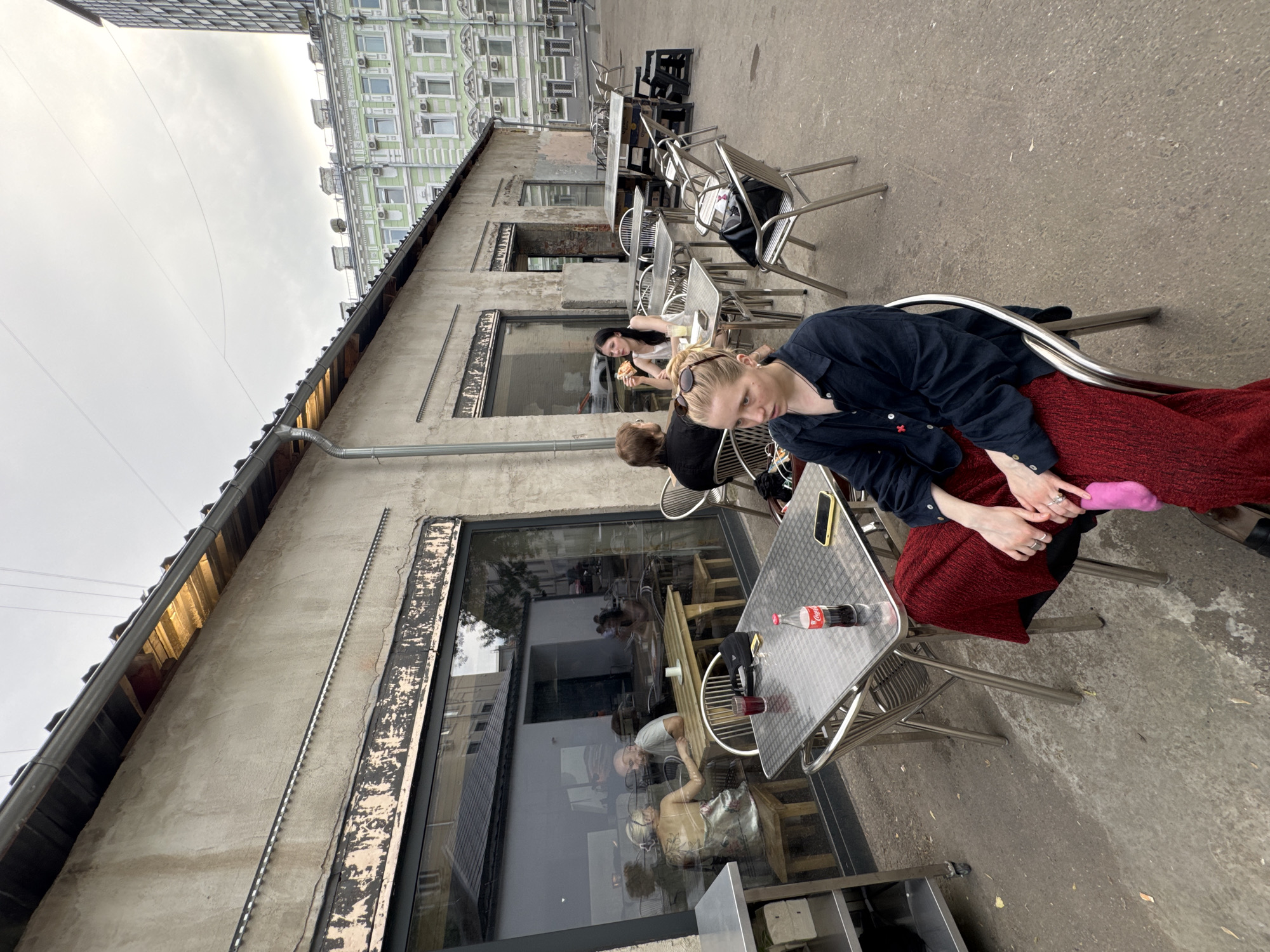 Casual outdoor dining scene observed in Moscow