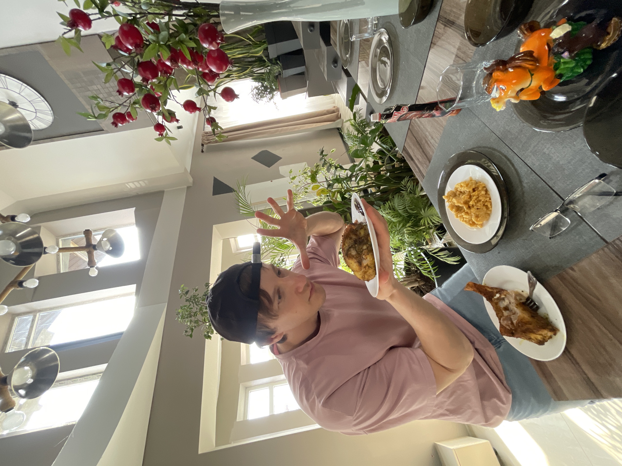 Kitchen activities and meal preparation observed in Kursk residence