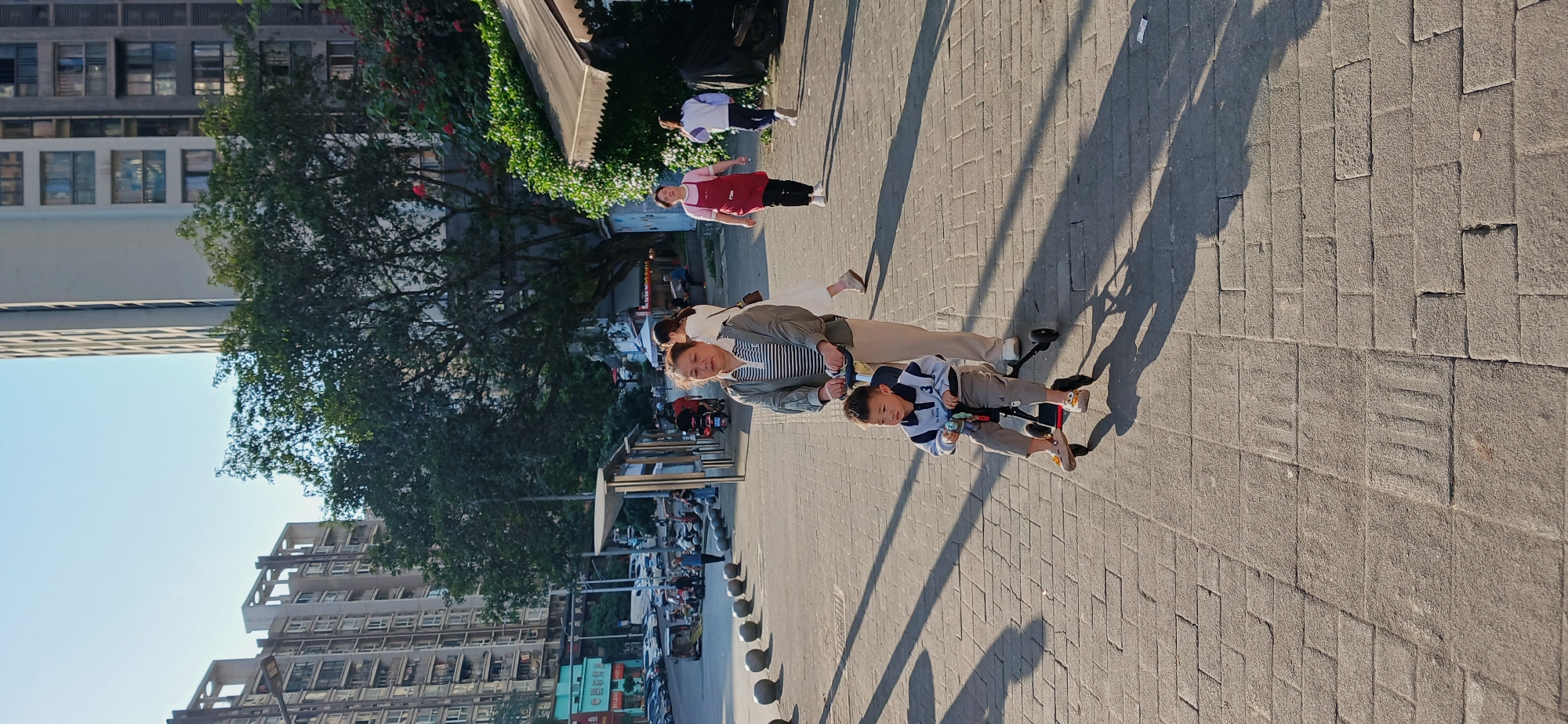 Daily life moments captured across Chongqing districts Saturday morning