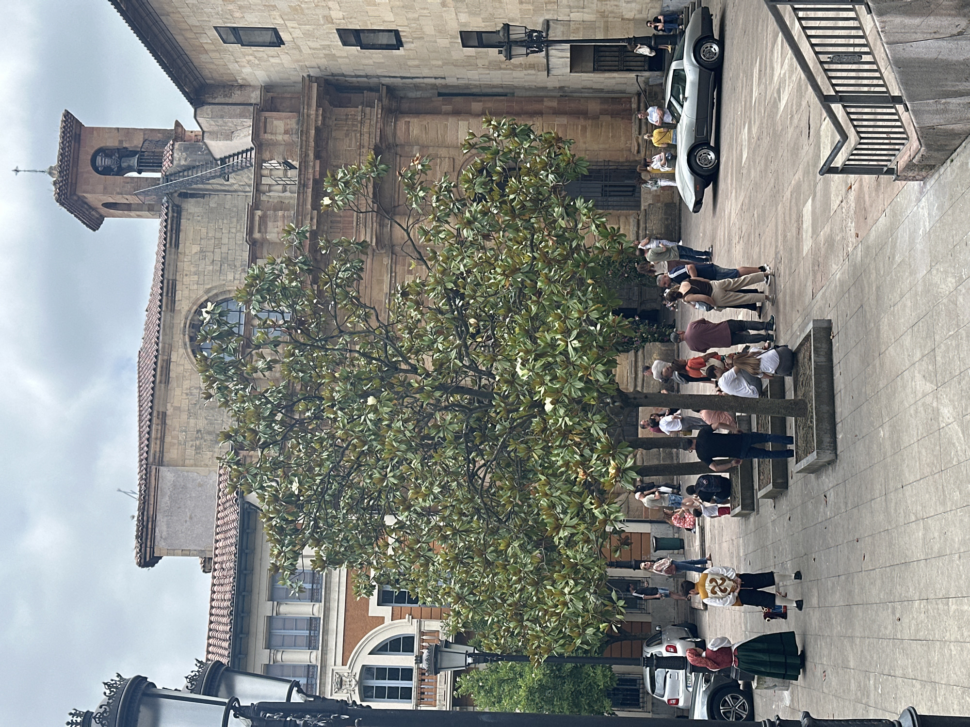 A midday stroll through Oviedo's city center at summer's start