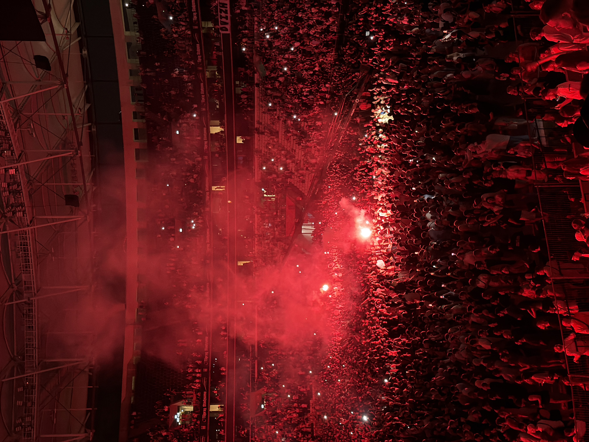 Concert draws thousands to Beşiktaş stadium with red lights, flares