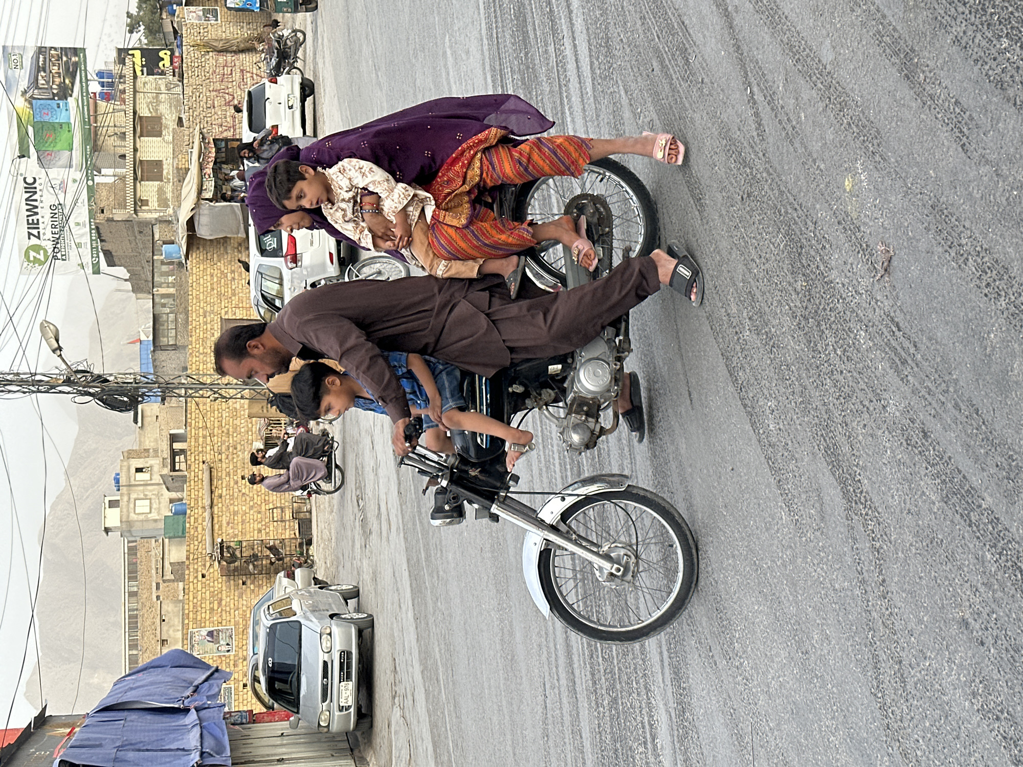 Daily life documented in Quetta markets and streets