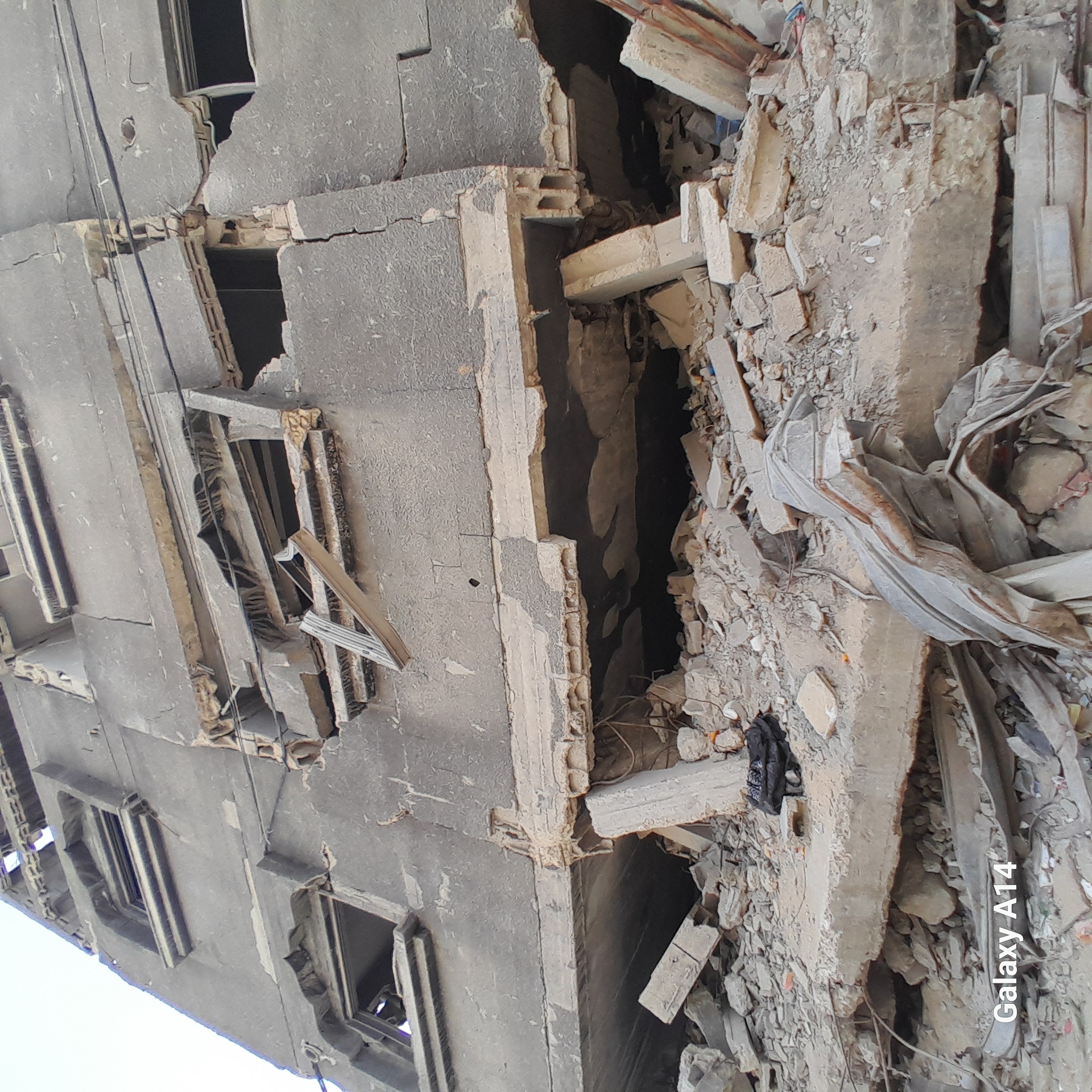 Khan Yunis destruction documented amid signs of daily life