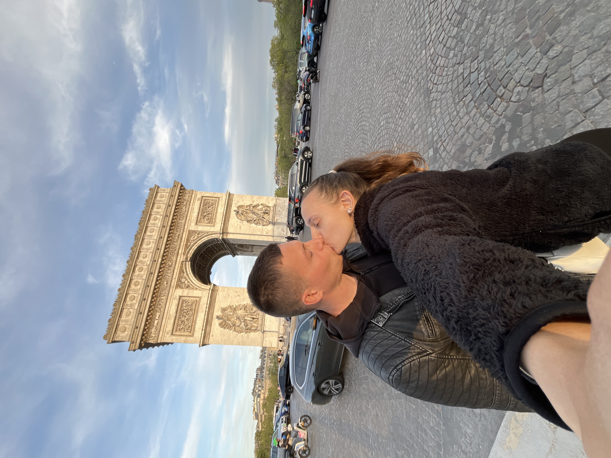 Couple shares romantic moment at Arc de Triomphe
