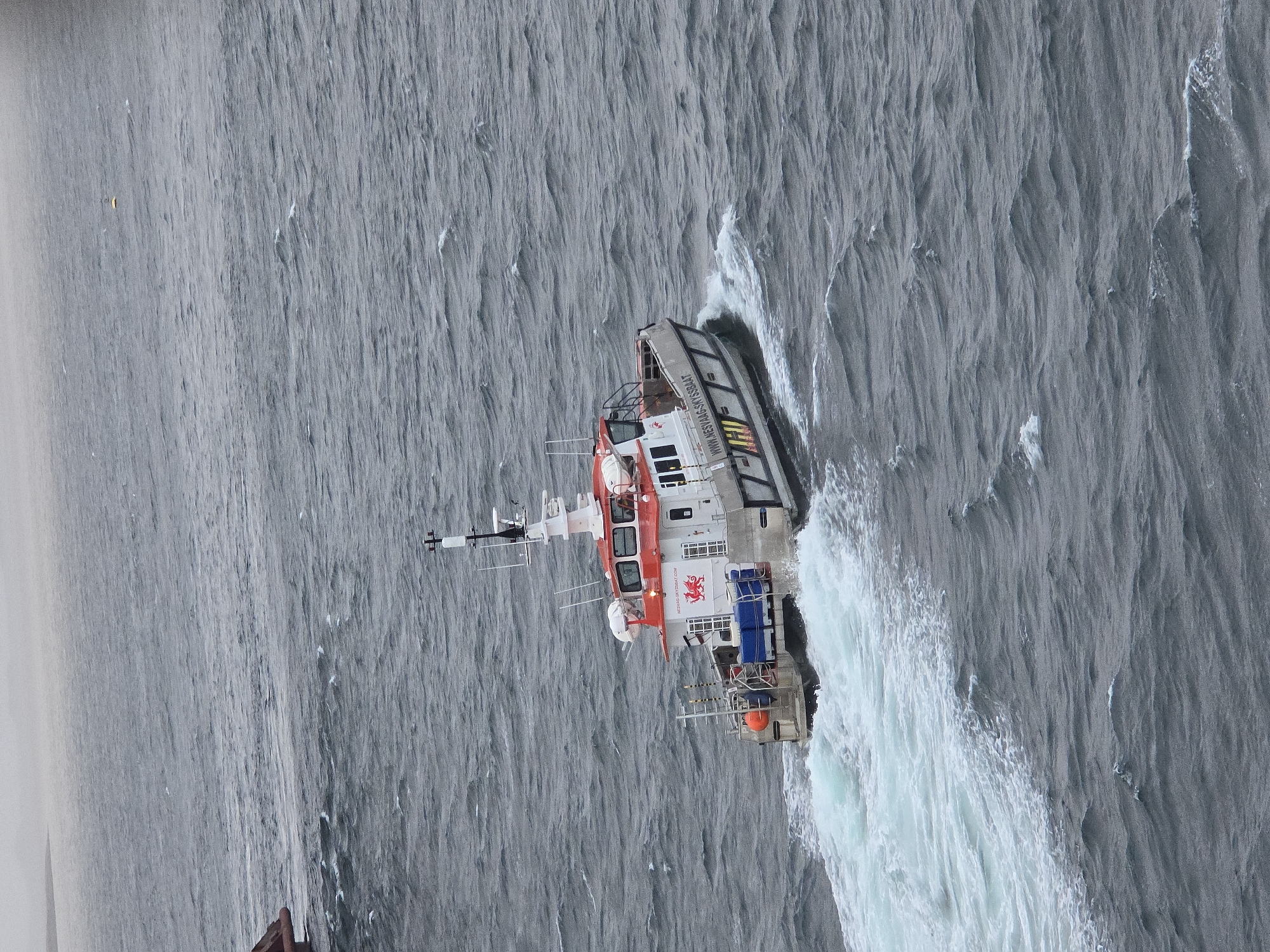 Ships navigate rough seas, waste processing observed in Randaberg
