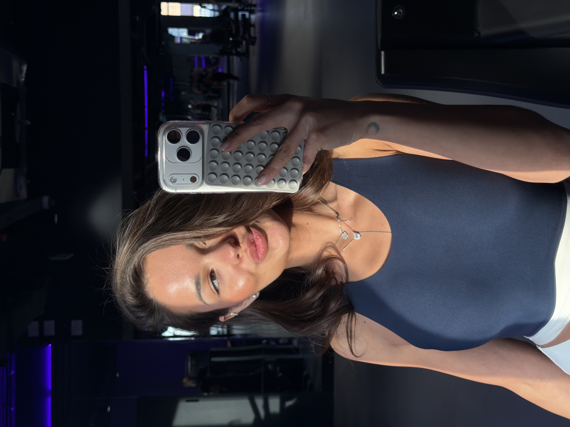 Woman takes gym selfies in Krasnoyarsk fitness center