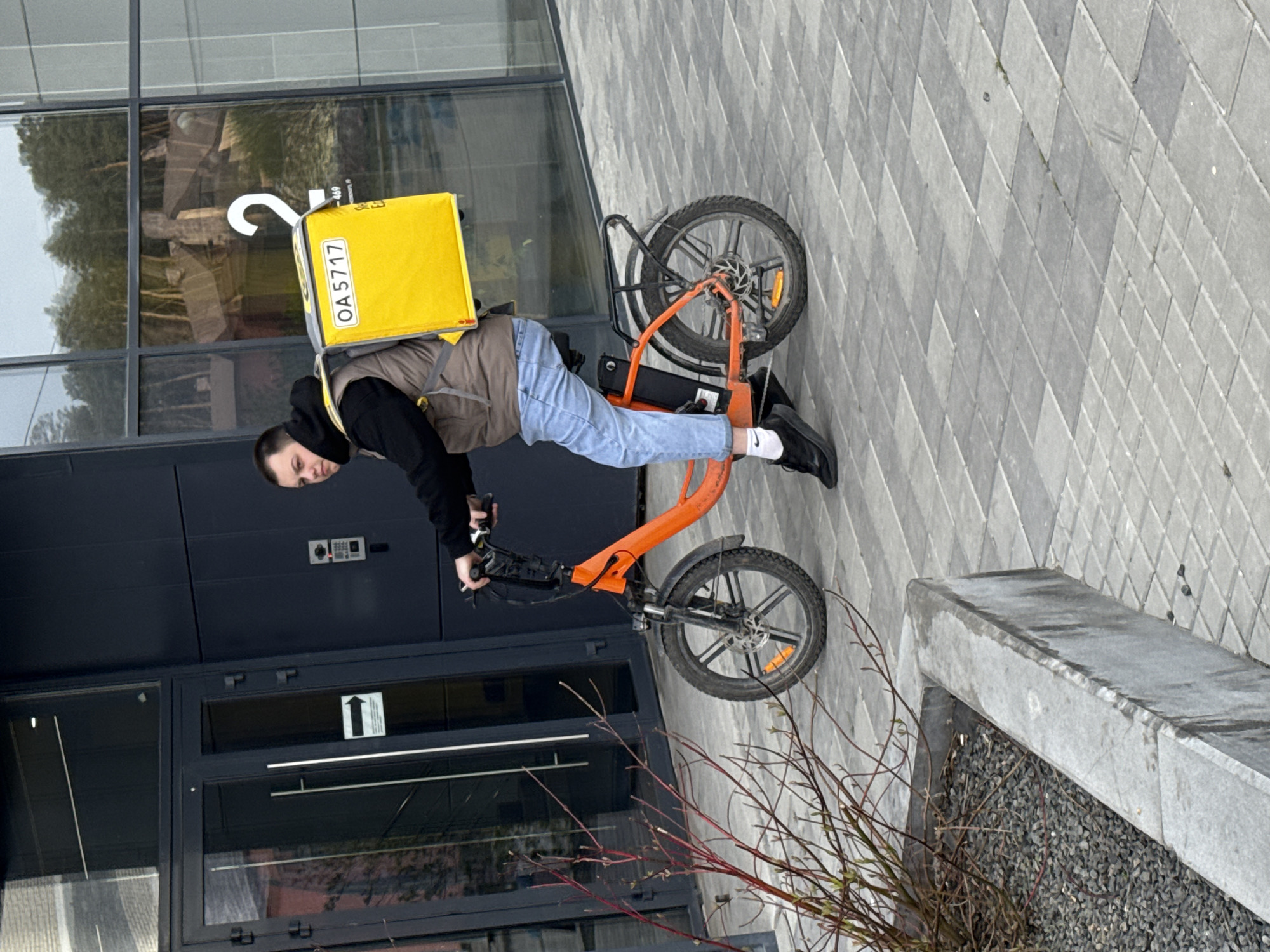 Delivery rider spotted with orange e-bike in Yekaterinburg