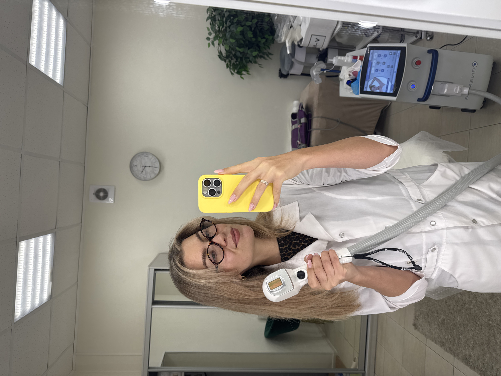 Clinic selfies and sleeping Bengal cat captured in afternoon