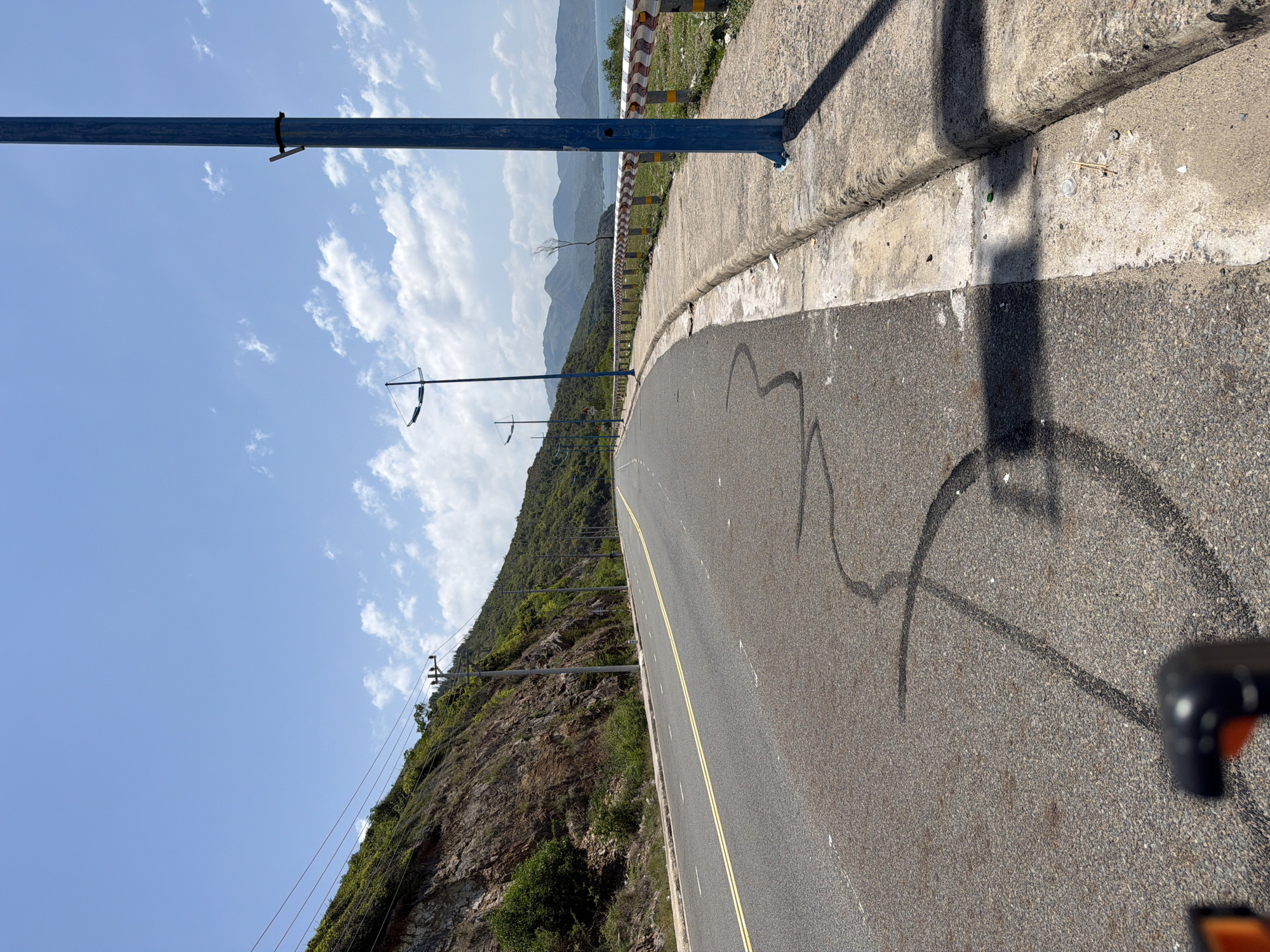Morning coastal road views documented in Bac Nha Trang Ward