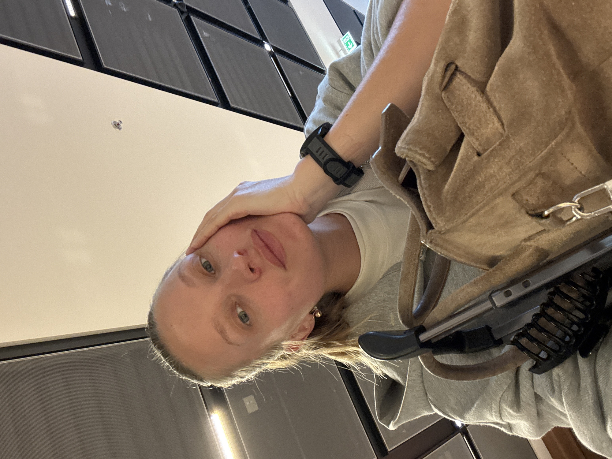 Casual moments captured in Schönefeld: selfie, vending machine spotted