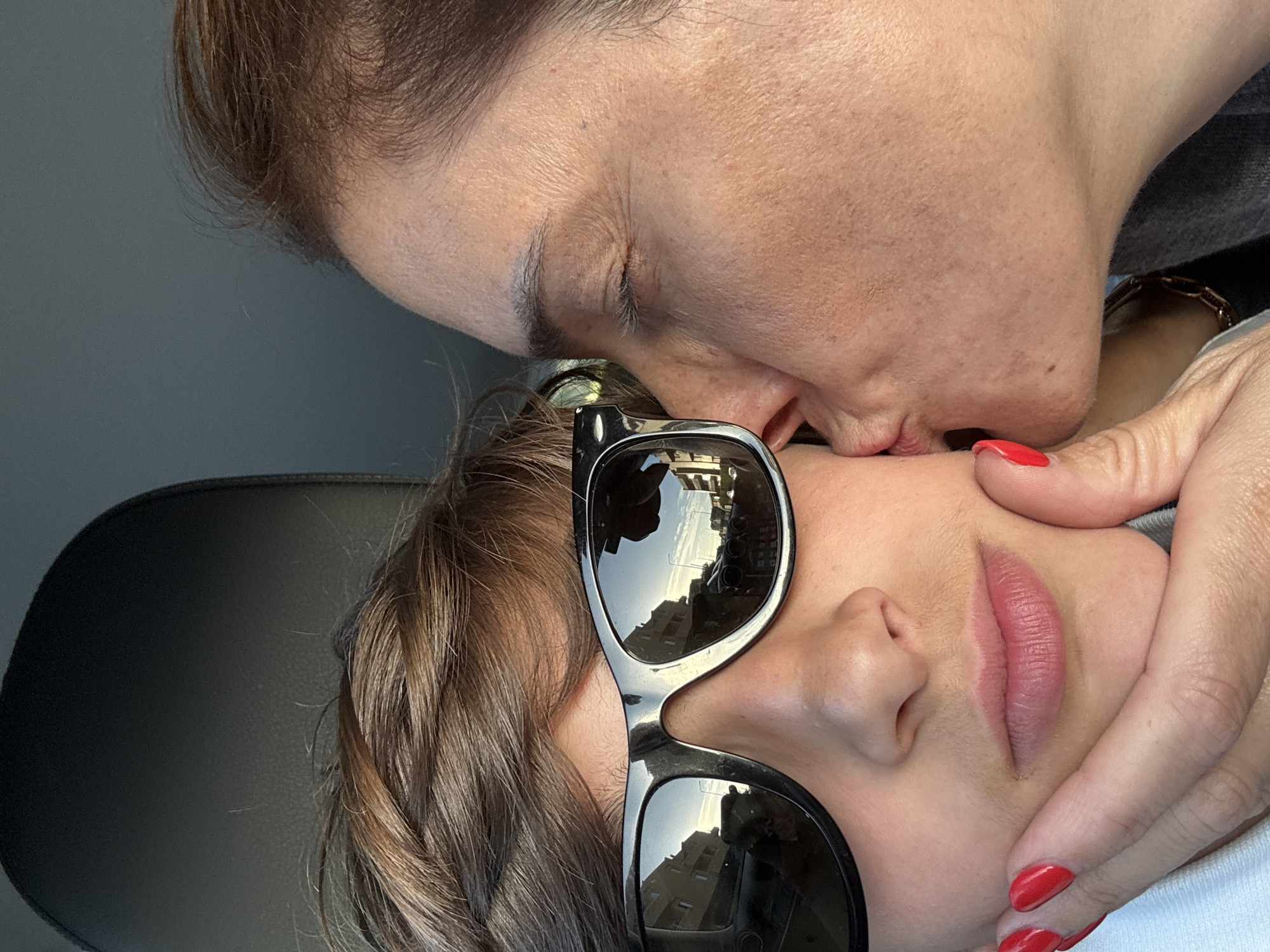 Intimate moment between generations captured in Vila Nova de Gaia