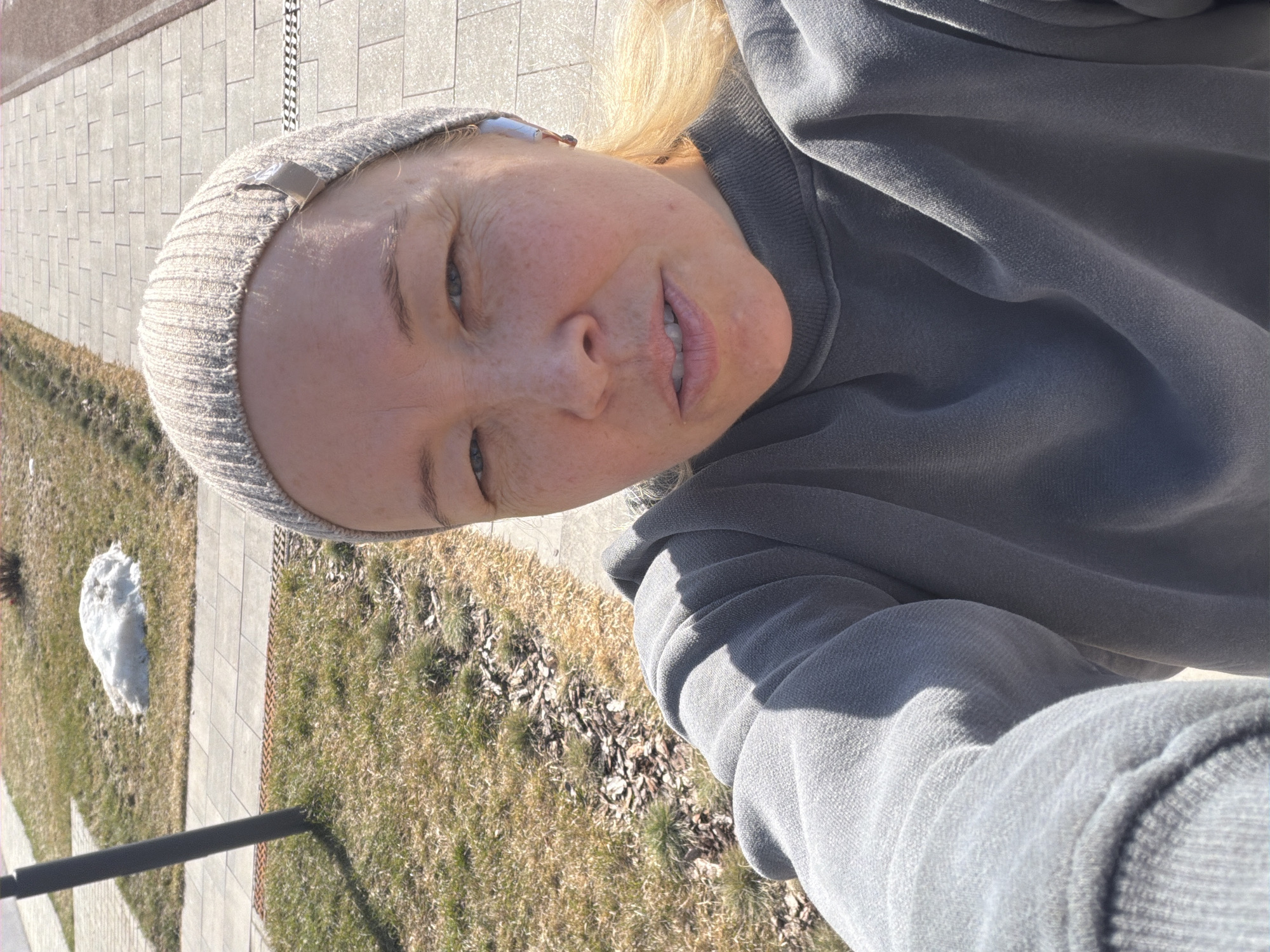 Morning selfies and outdoor activities across Russian cities