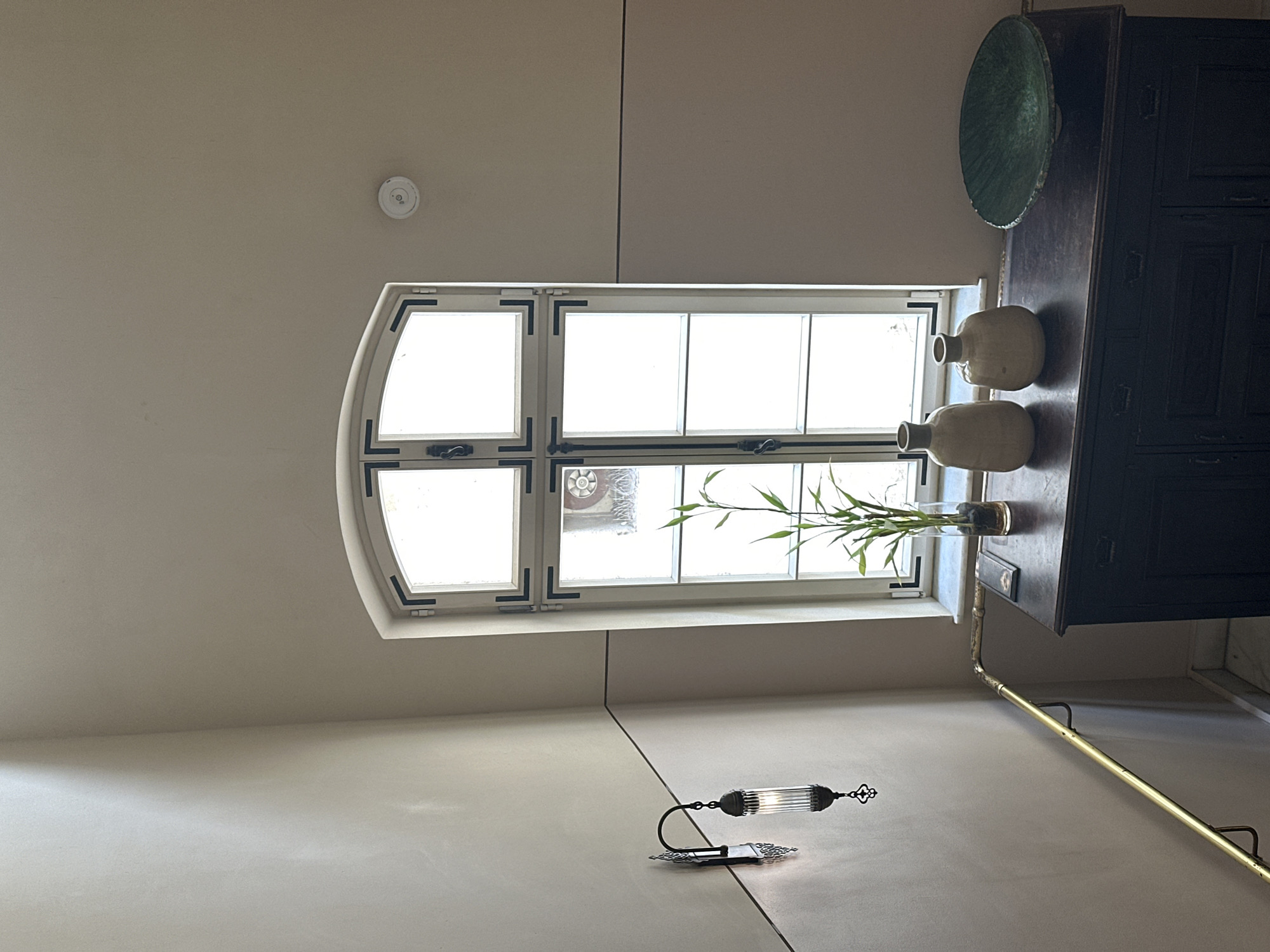 Morning documentation captures Tel Aviv residential and religious architecture