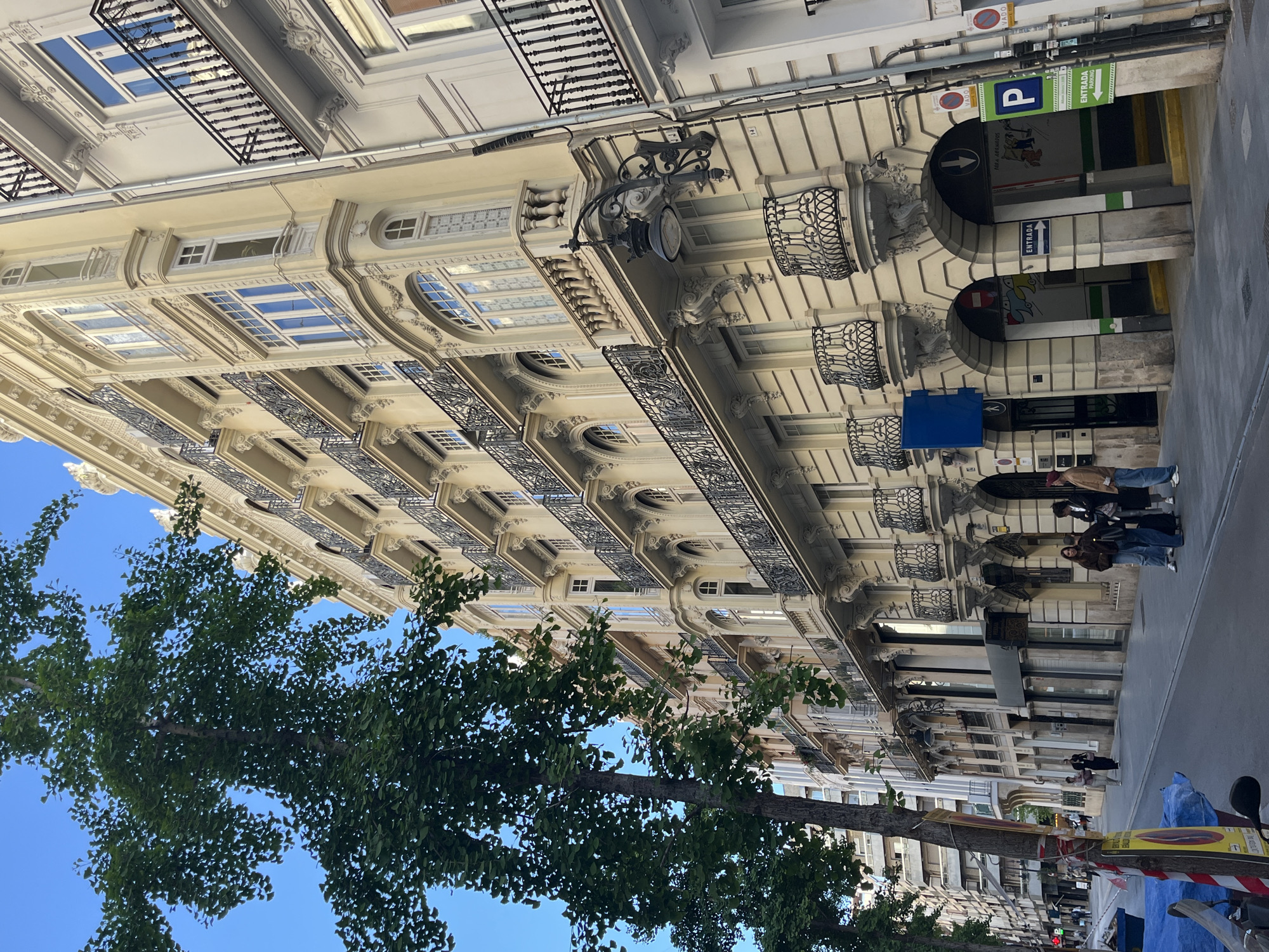 Daytime street scene captured in València, Spain