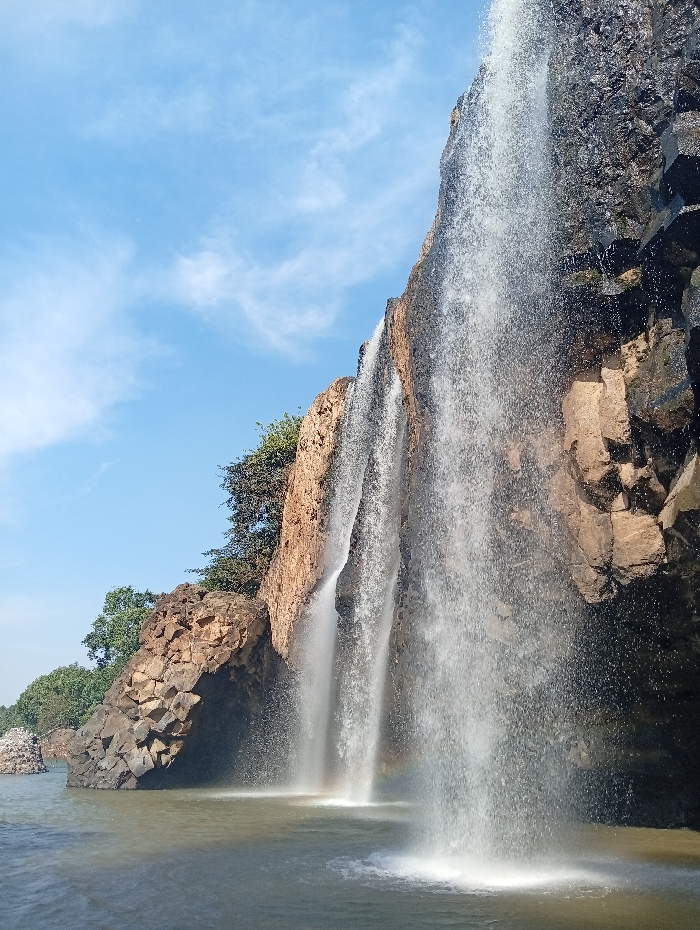 Waterfall documented by witnesses in Đà Giang, Vietnam