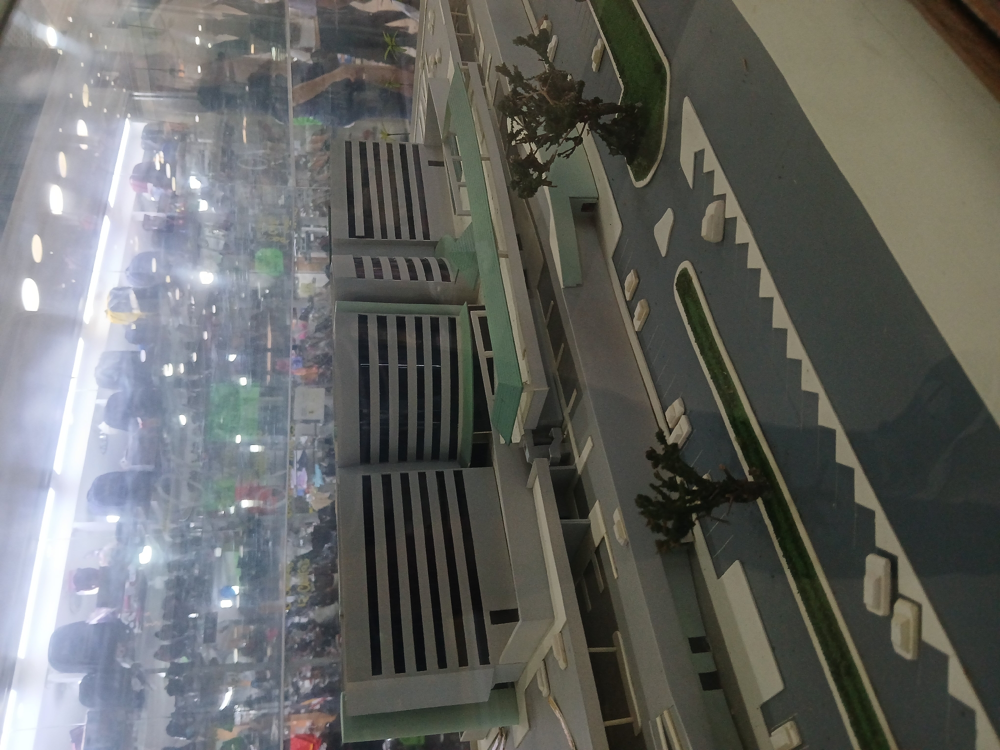 Afternoon snapshots from a Puerto Ordaz mall and its surroundings