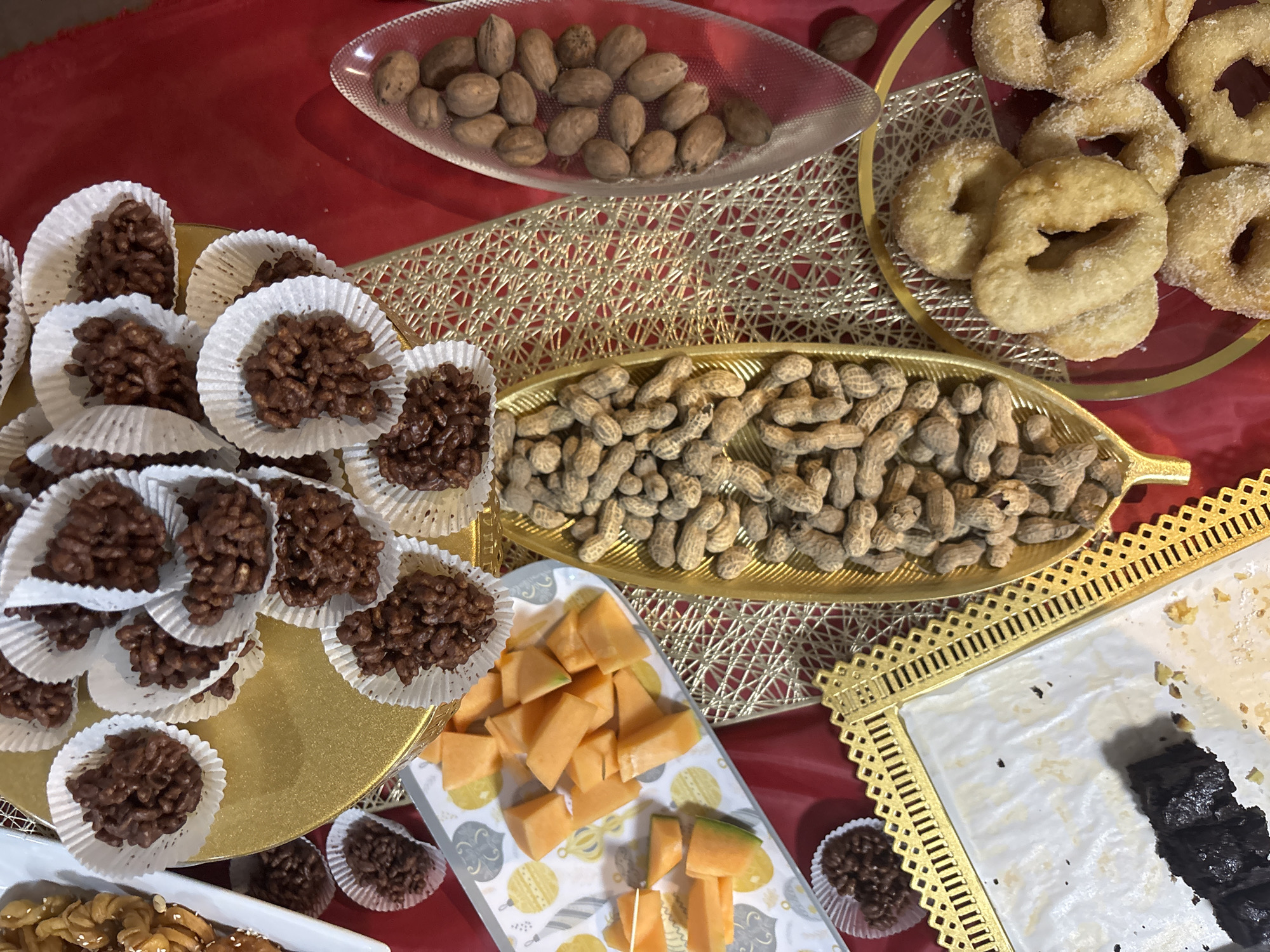 Late-night dessert spread arranged in Huixquilucan home