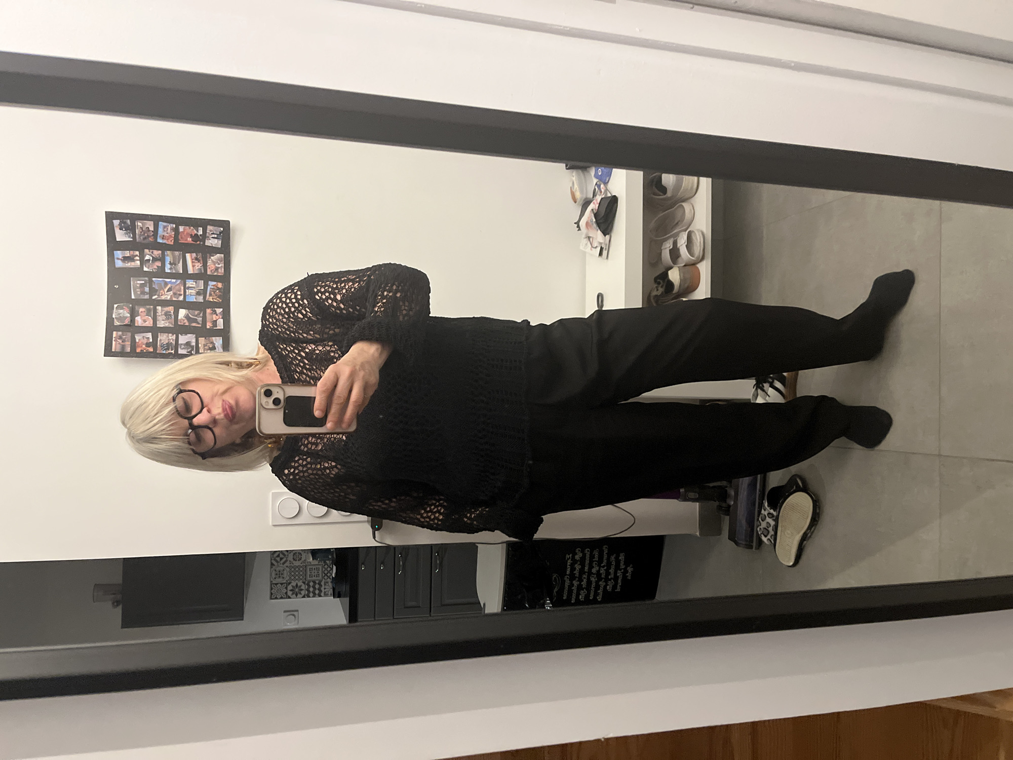 Woman documents evening routine through selfies in France