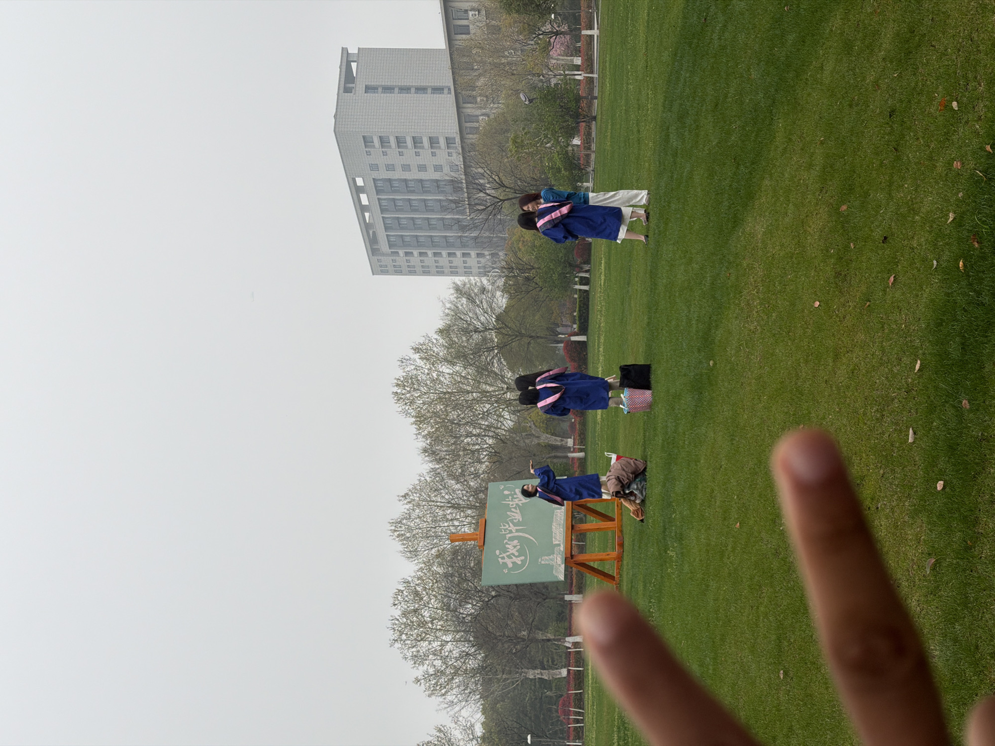 Graduates gather for photos in Jiangning District park
