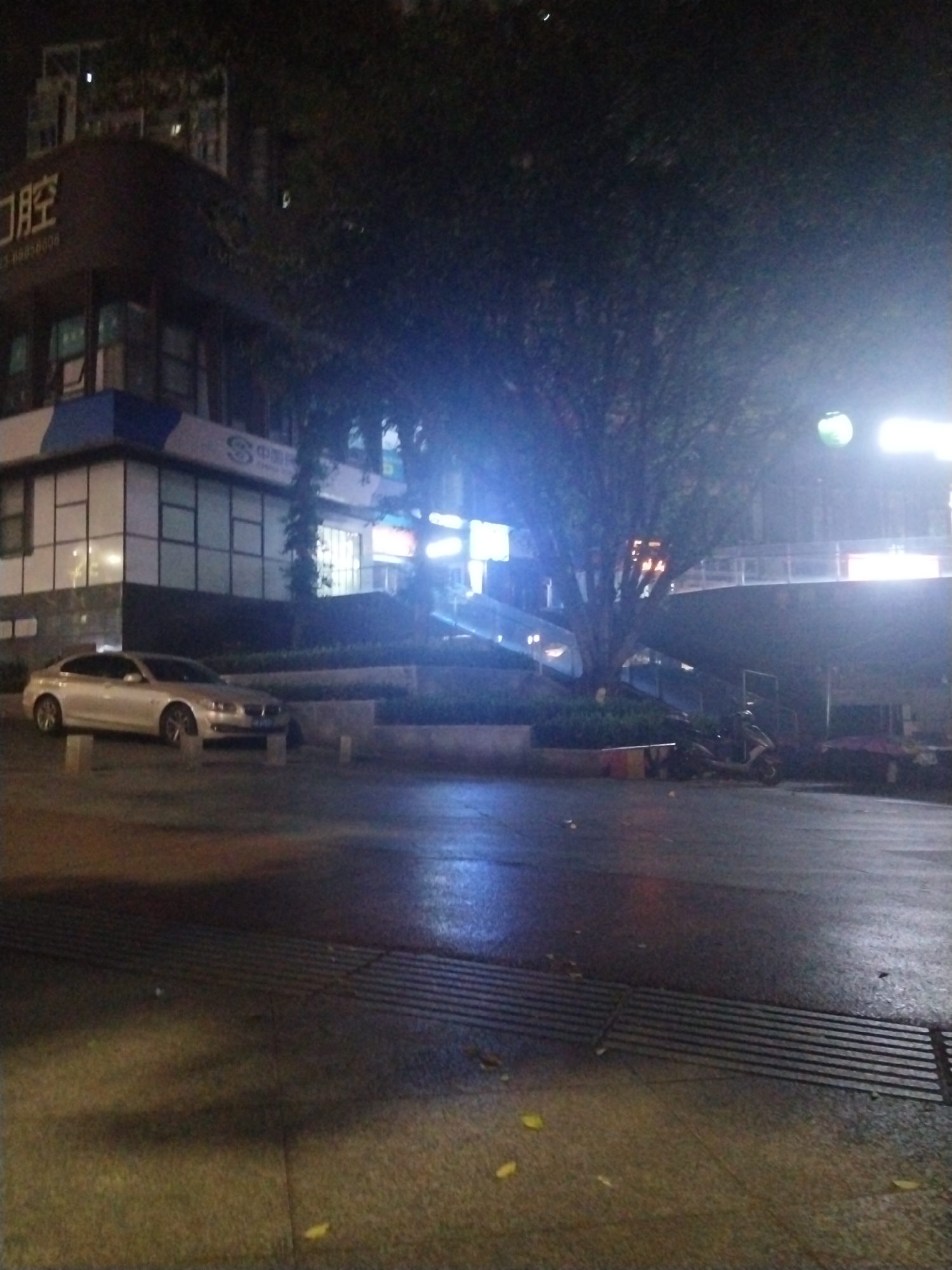 Nighttime journey documented through Jiulongpo District streets, Chongqing