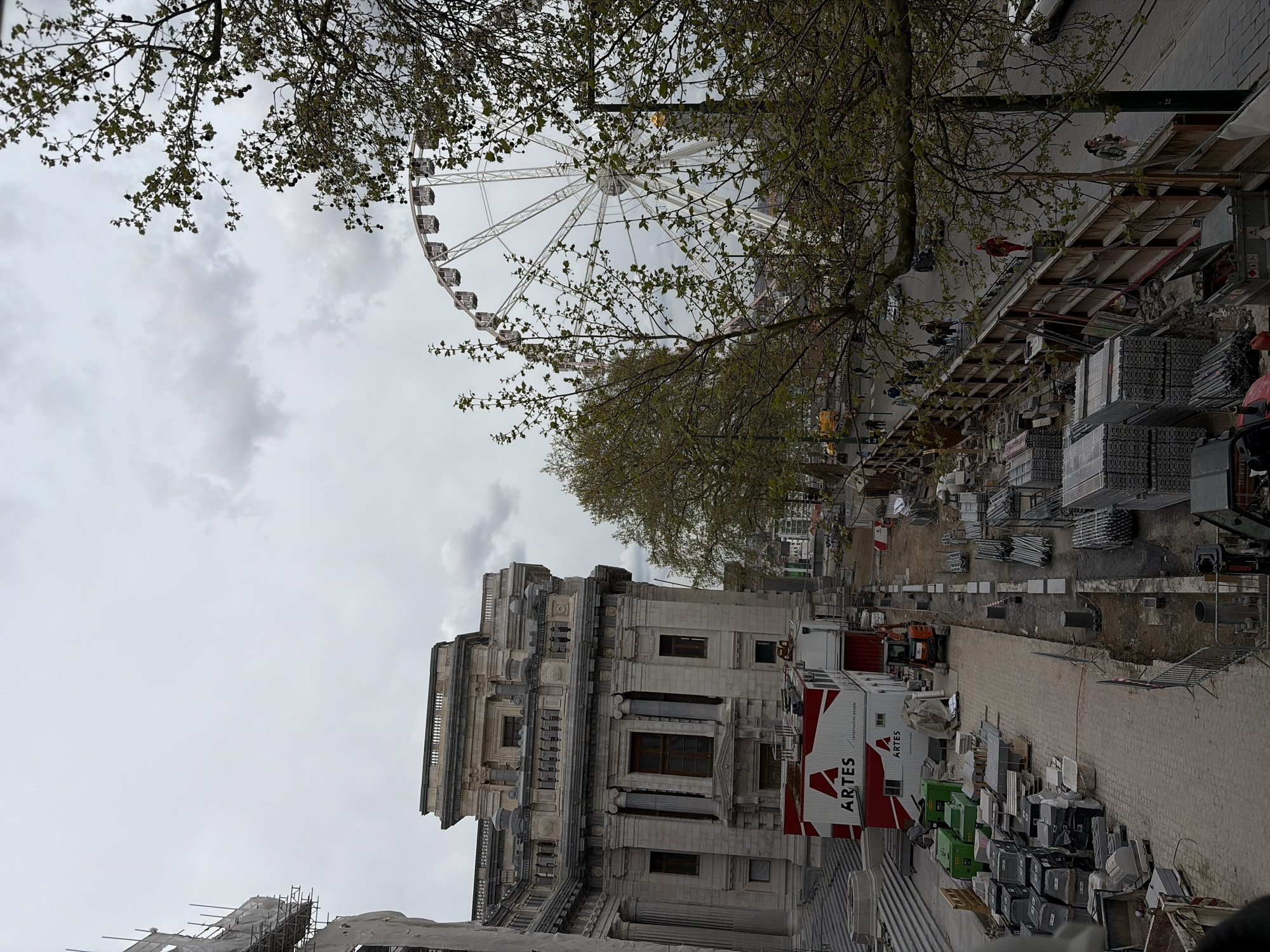 Construction workers photographed taking selfies at Brussels building sites