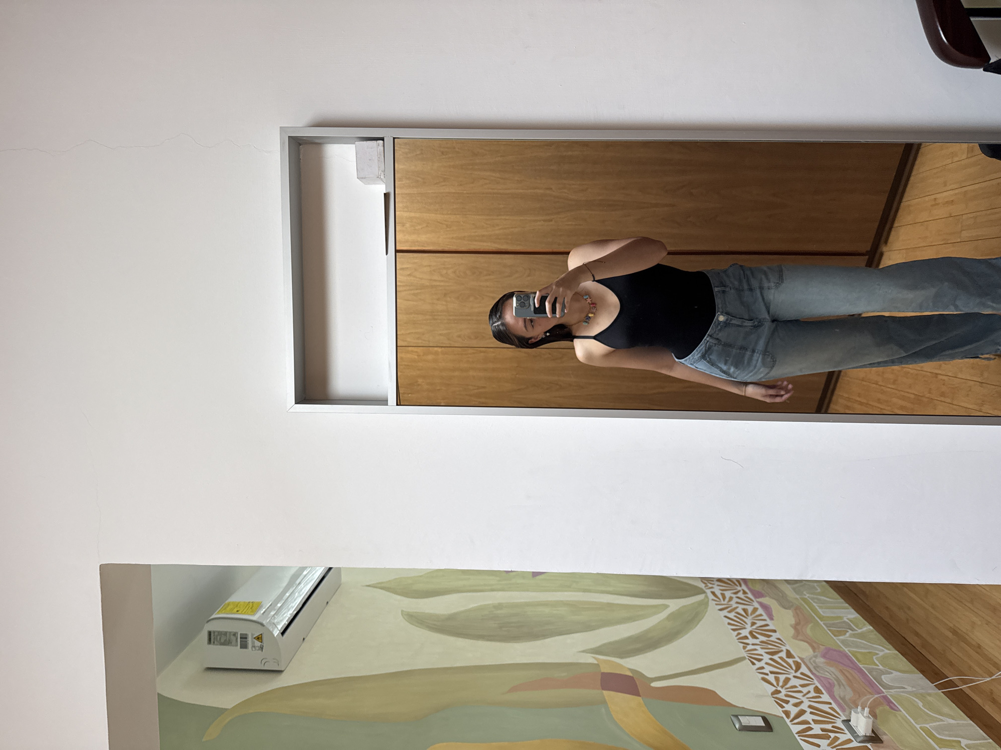 Woman takes mirror selfie in San Bernardino Tlaxcalancingo room