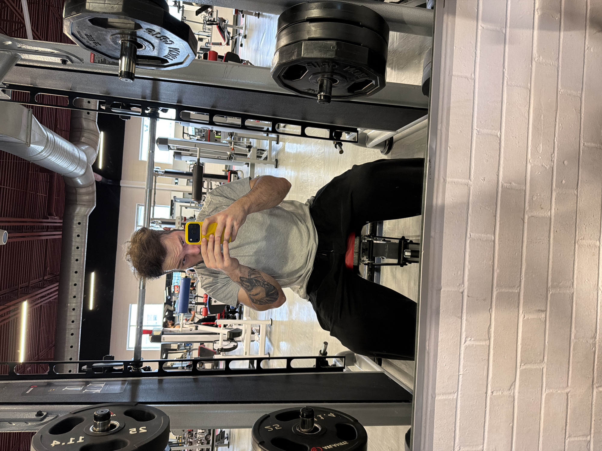 Late-night gym session documented at Laval fitness center