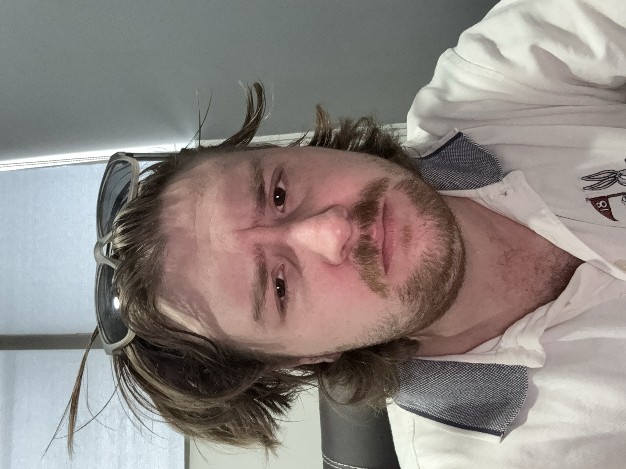 Man documents casual moment with selfies, wine in Mexico