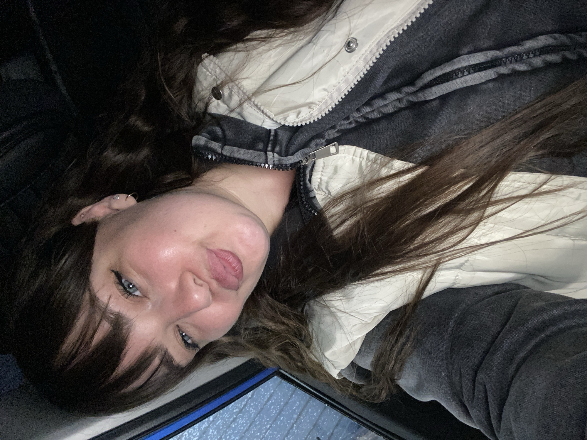 Woman documents car wash visit with selfies in Votkinsk