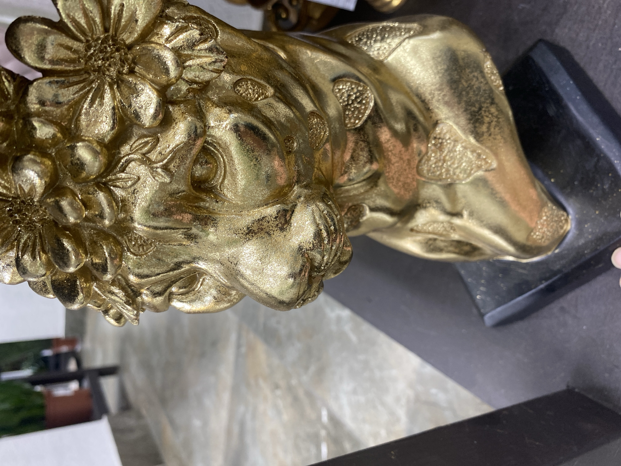 Flower-adorned golden lion statue observed in Yekaterinburg
