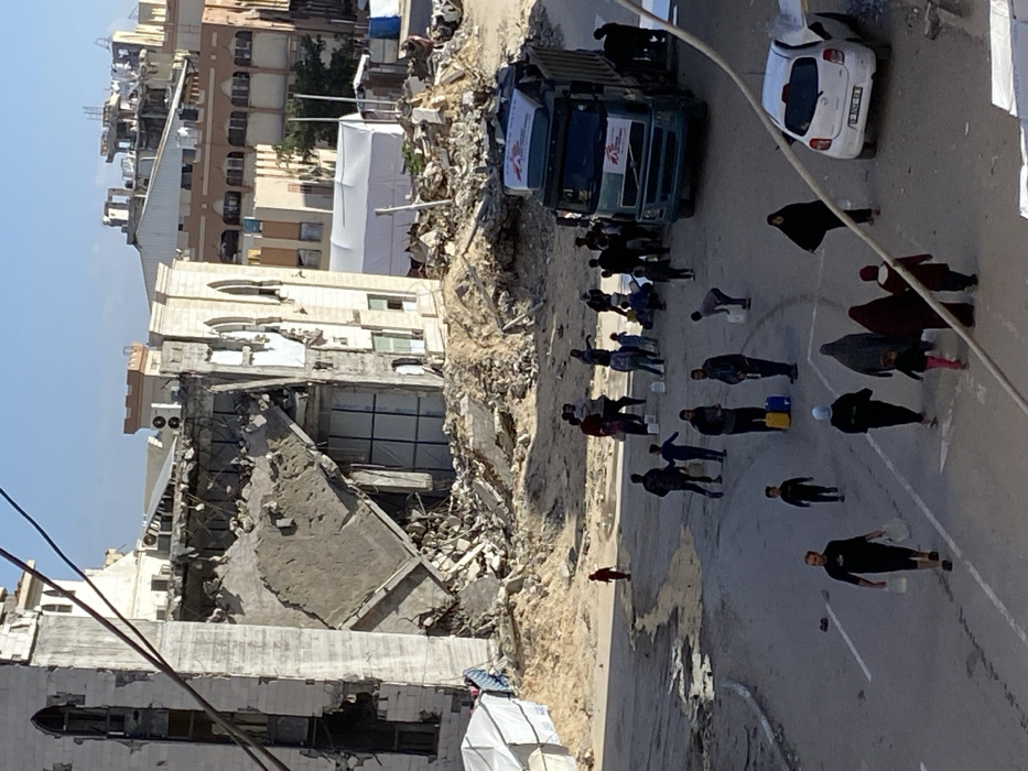 Khan Yunis residents navigate daily life amid widespread destruction