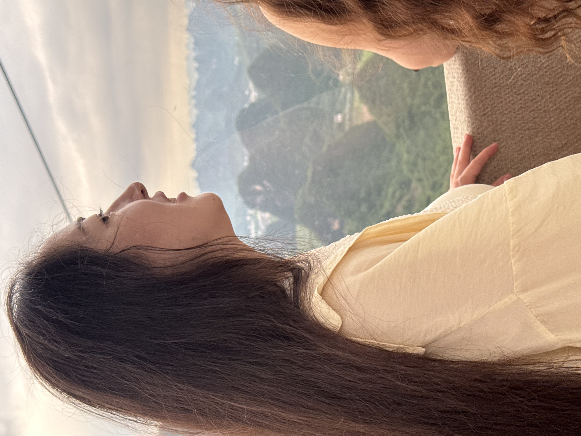 Women ride cable car, record scenery in Guilin mountains