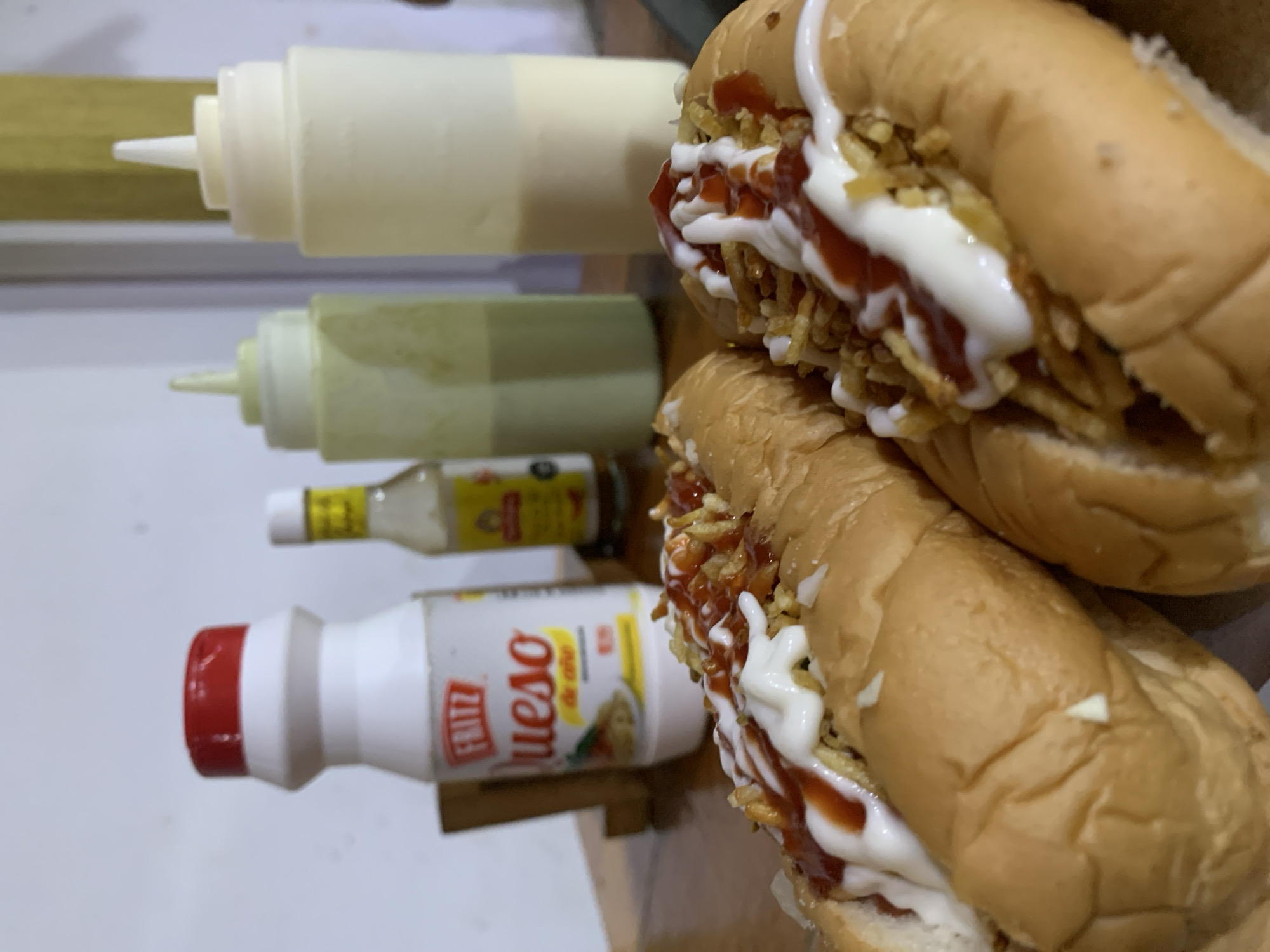 Late-night hot dog vendor documented in Santa Ana, Venezuela