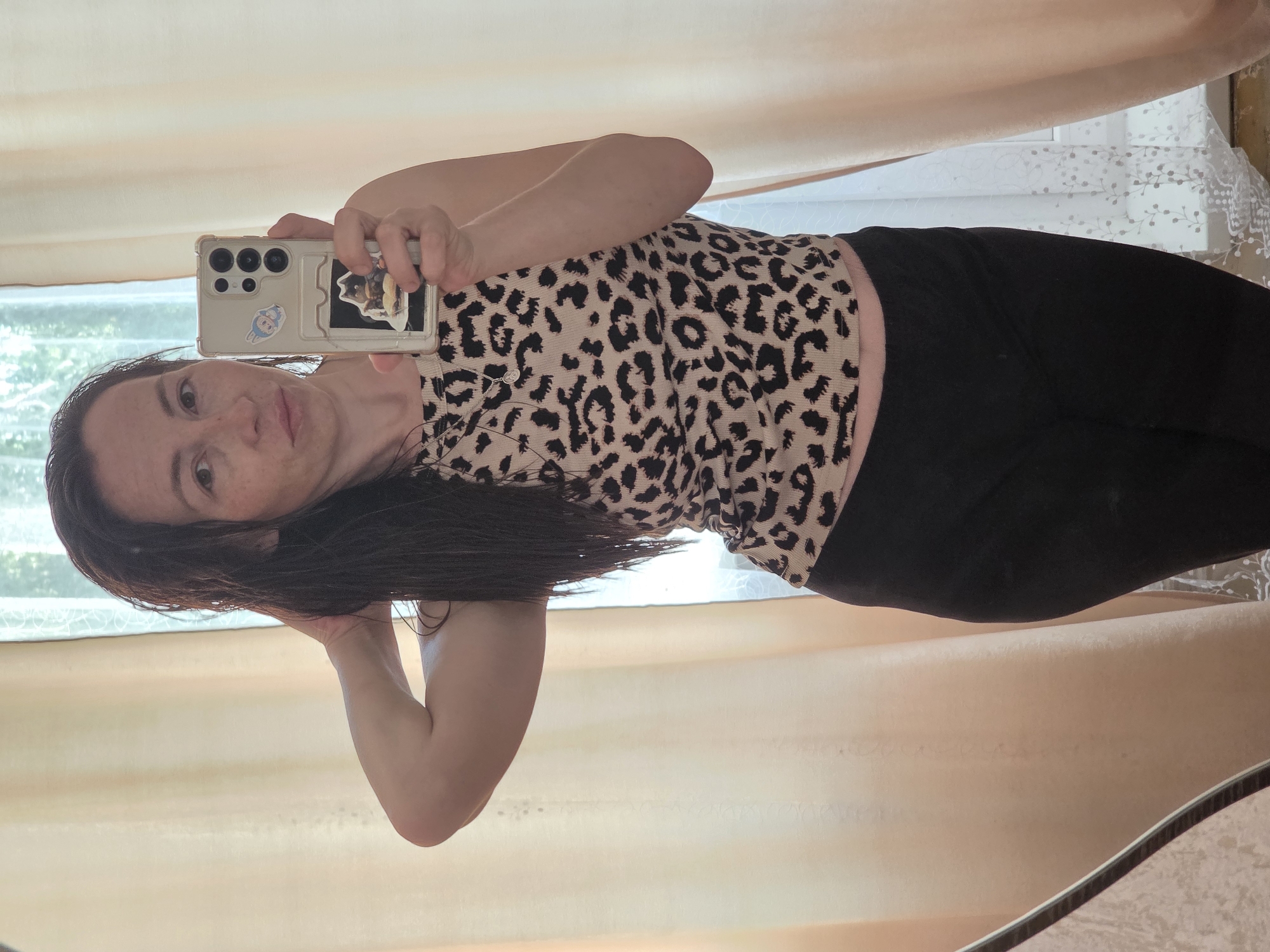 Mirror selfie in leopard-print top and leggings